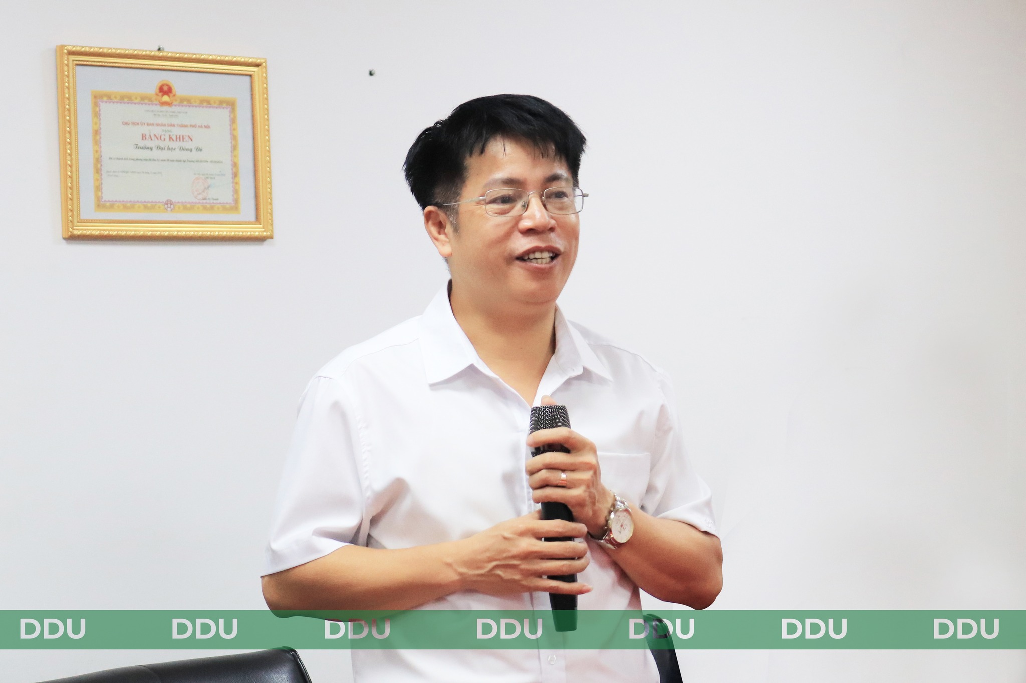 Thầy Trần Khắc Hưng – Phó Hiệu trưởng đã dành tặng các cô, các chị, các em một bài thơ chúc mừng đầy cảm xúc