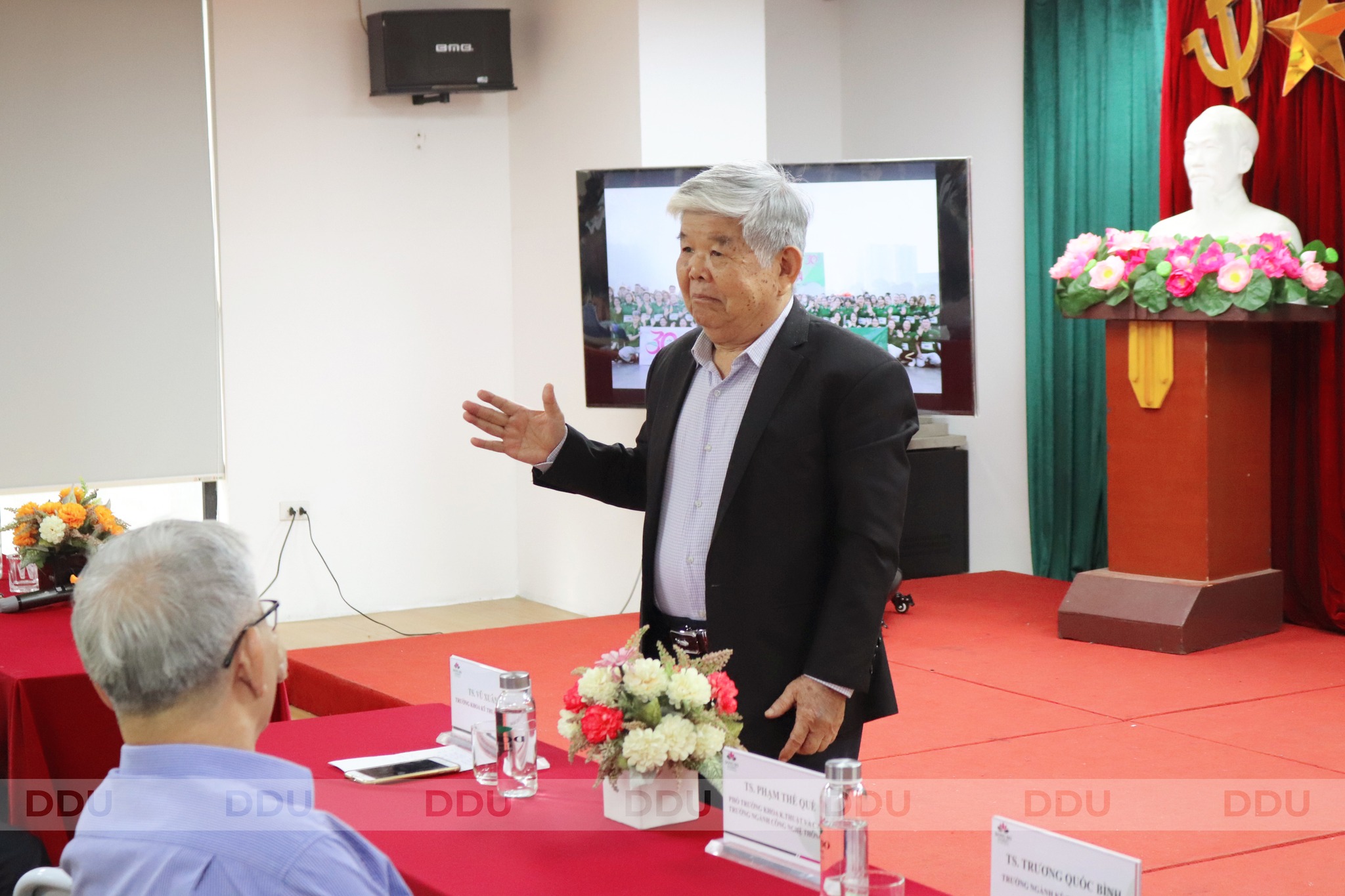 Các thầy cô trong Ban Giám hiệu và Ban Chủ nhiệm Khoa đã tận tình giải đáp, chia sẻ những kinh nghiệm quý báu