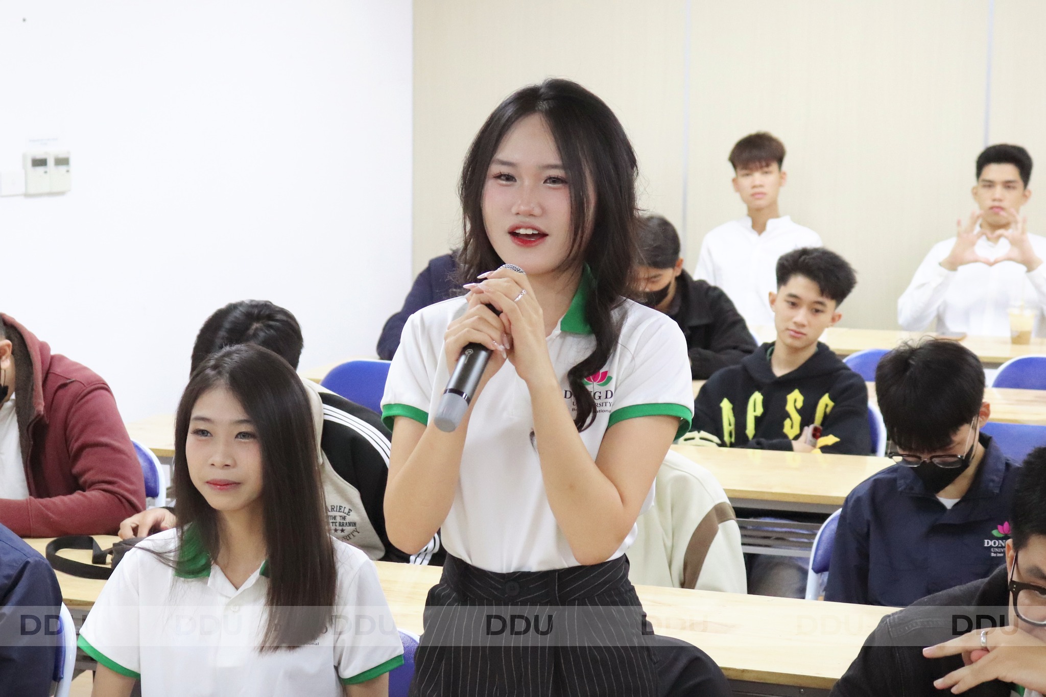 Phần giao lưu, đối thoại giữa sinh viên và lãnh đạo Nhà trường