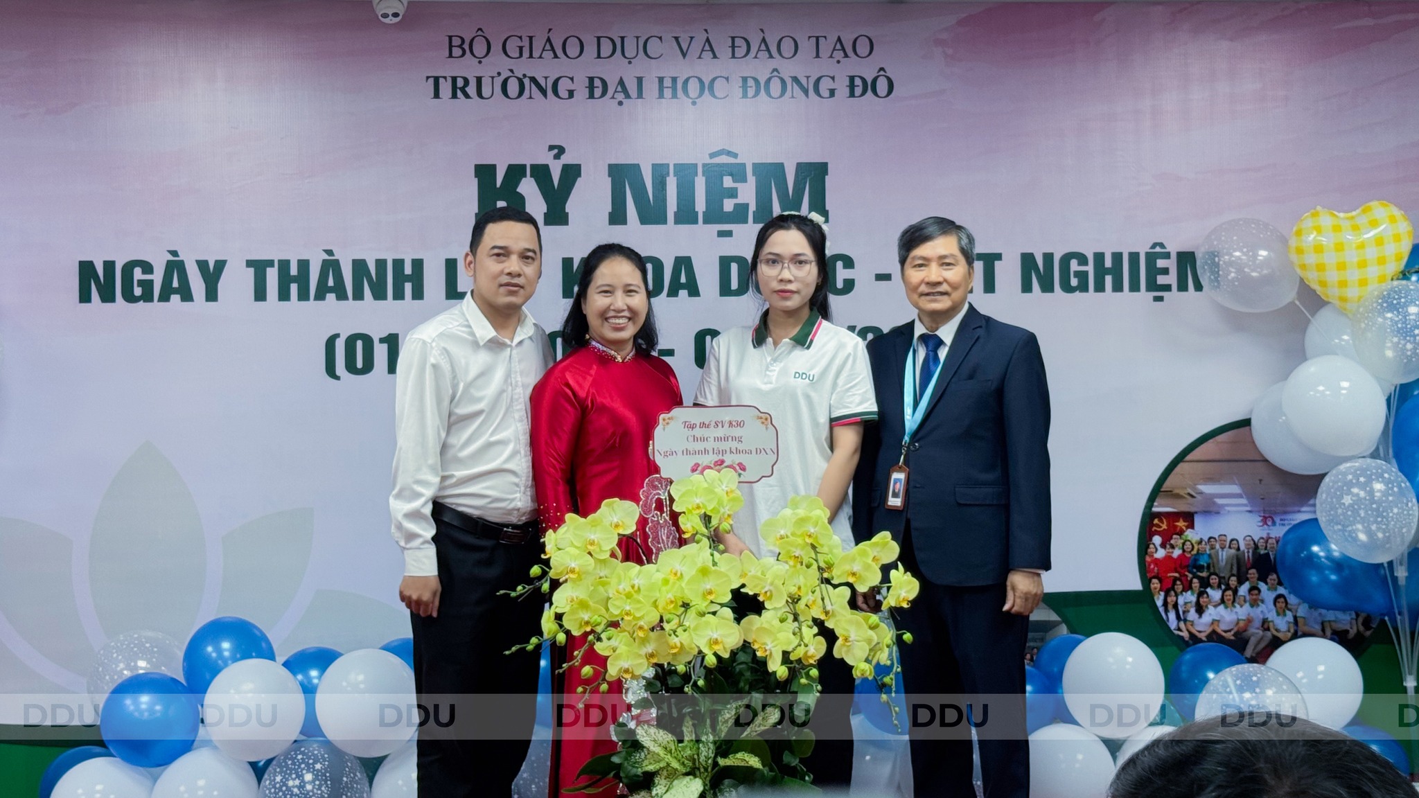 Đại diện sinh viên đã tặng hoa chúc mừng