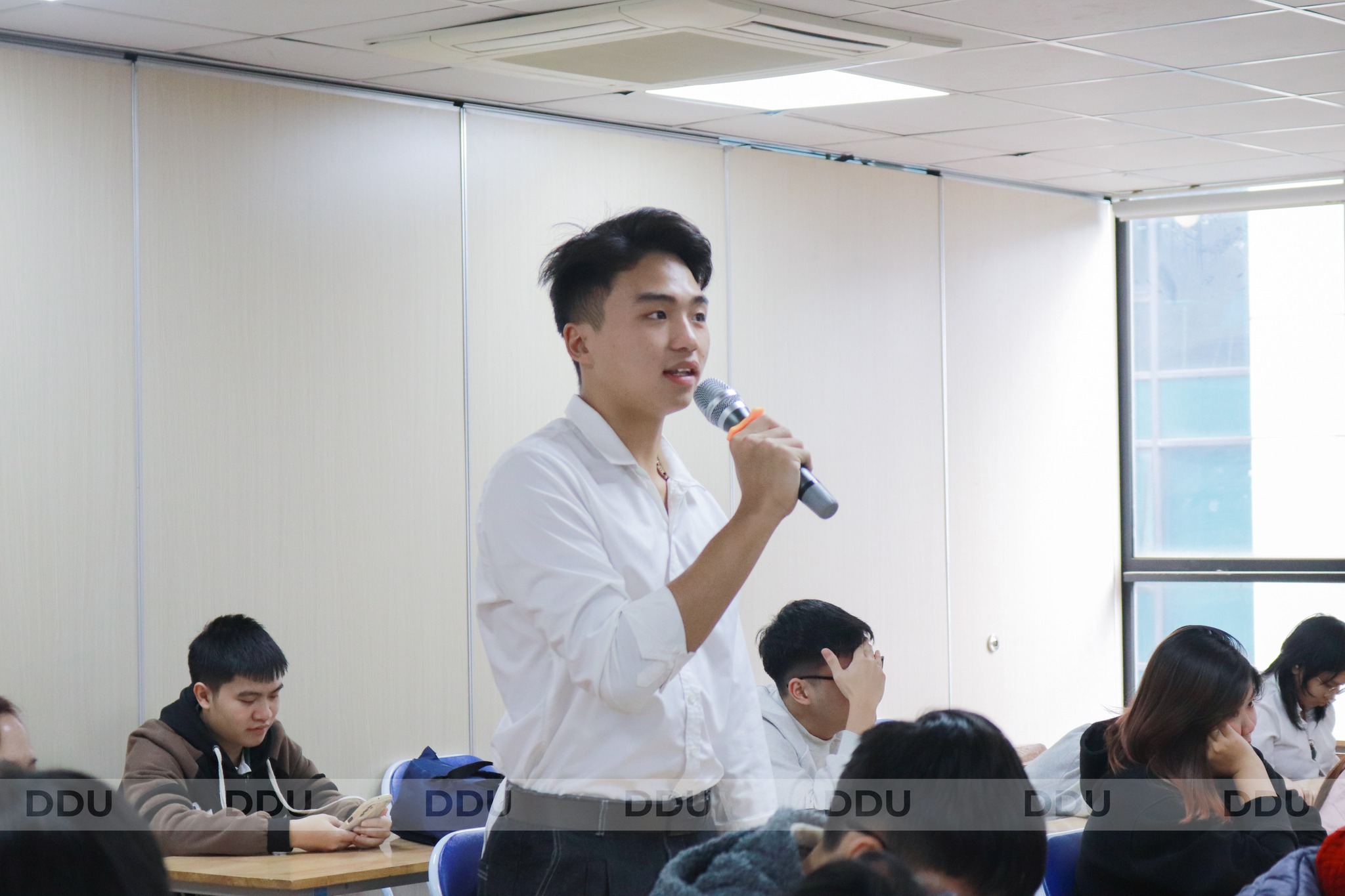 sinh viên Phạm Hồng Đăng đặt câu hỏi