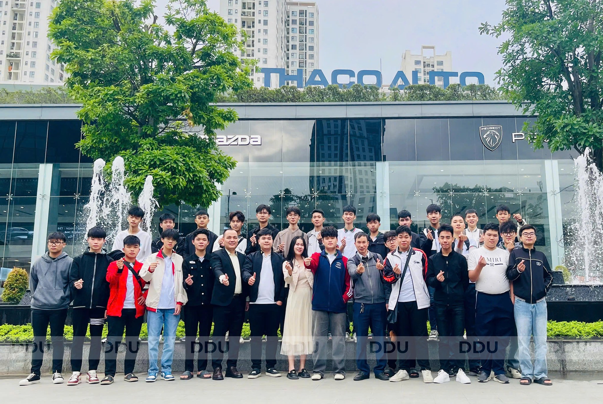 Chìa khóa nâng tầm nghề nghiệp: Sinh viên Đại học Đông Đô trải nghiệm thực tế tại THACO AUTO Phạm Văn Đồng