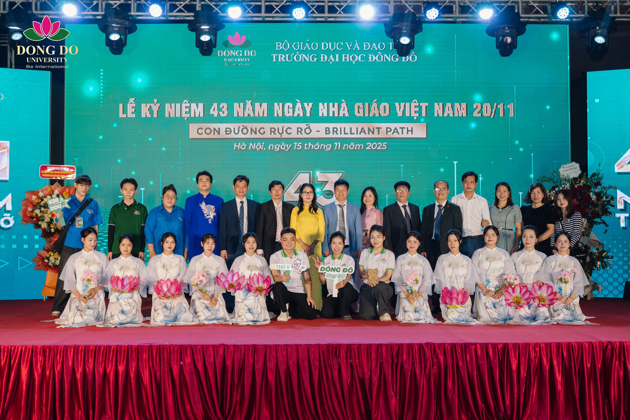 Khoa Thú y chụp ảnh lưu niệm cùng Hồi Đồng trường và Ban Giám hiệu