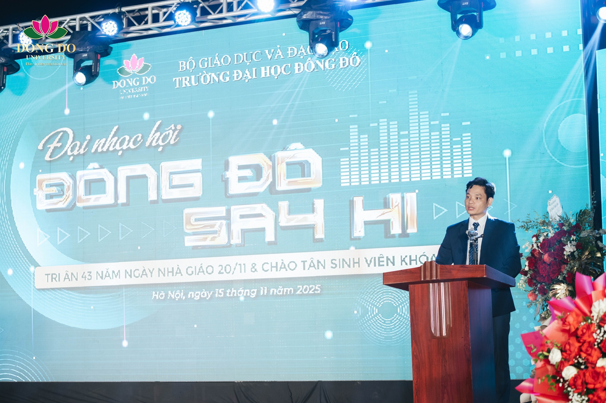 TS. Nguyễn Anh Tuấn – Phó Hiệu trưởng Nhà trường đã lên sân khấu phát biểu khai mạc