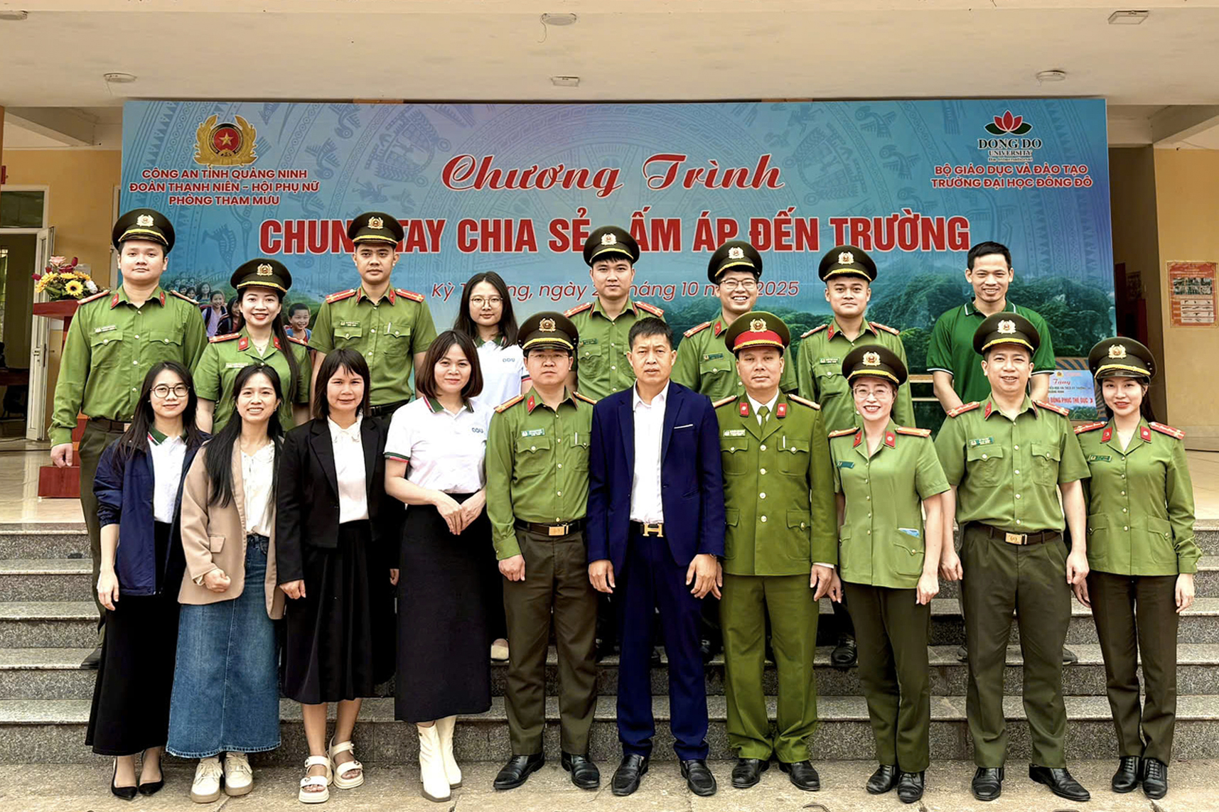 Đoàn Thanh niên Trường Đại học Đông Đô chung tay cùng công an tỉnh Quảng Ninh trao yêu thương đến các em nhỏ Trường TH&THCS Kỳ Thượng