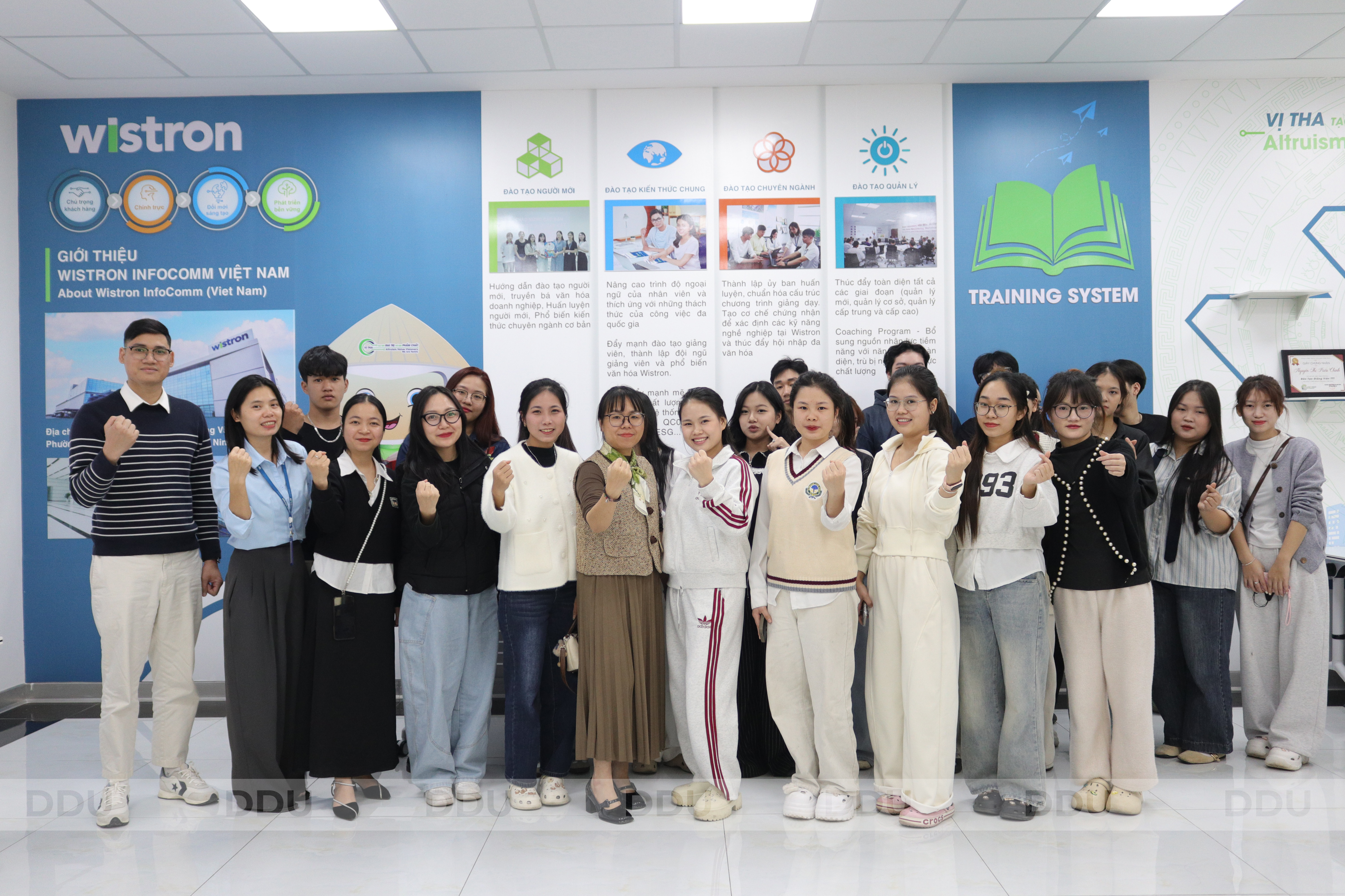 Khoa Ngoại ngữ Trường Đại học Đông Đô: Tổng kết và Trao chứng nhận thực tập cho sinh viên K27 tại Wistron Infocomm