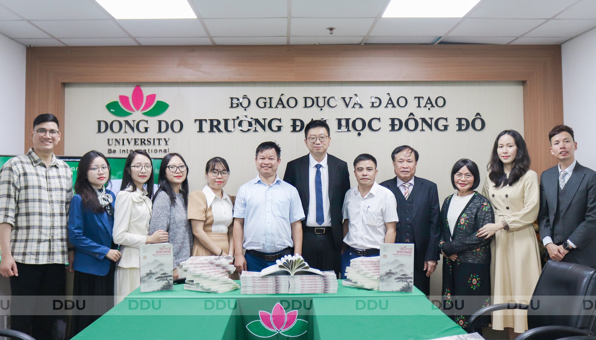 Khoa Ngoại ngữ - Trường Đại học Đông Đô tiếp nhận sách trao tặng từ nhóm tác giả: Bổ sung nguồn học liệu quý giá cho ngành Ngôn ngữ Trung Quốc