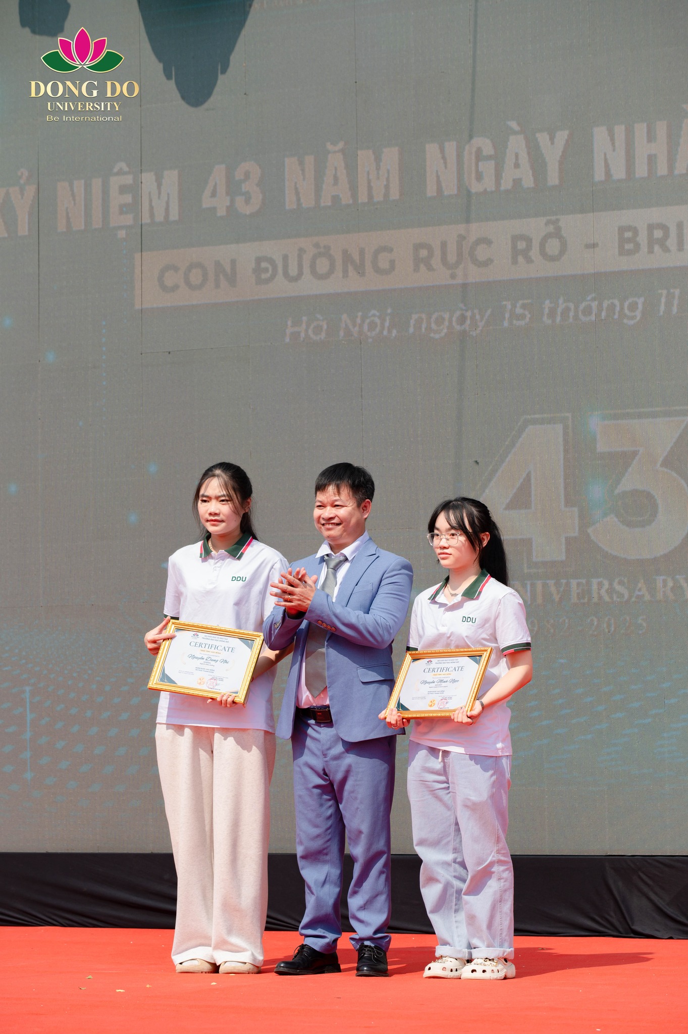 TS. Nguyễn Đình Tân – Phó Hiệu trưởng phụ trách Trường trao Học bổng Tri thức thanh xuân cho sinh viên