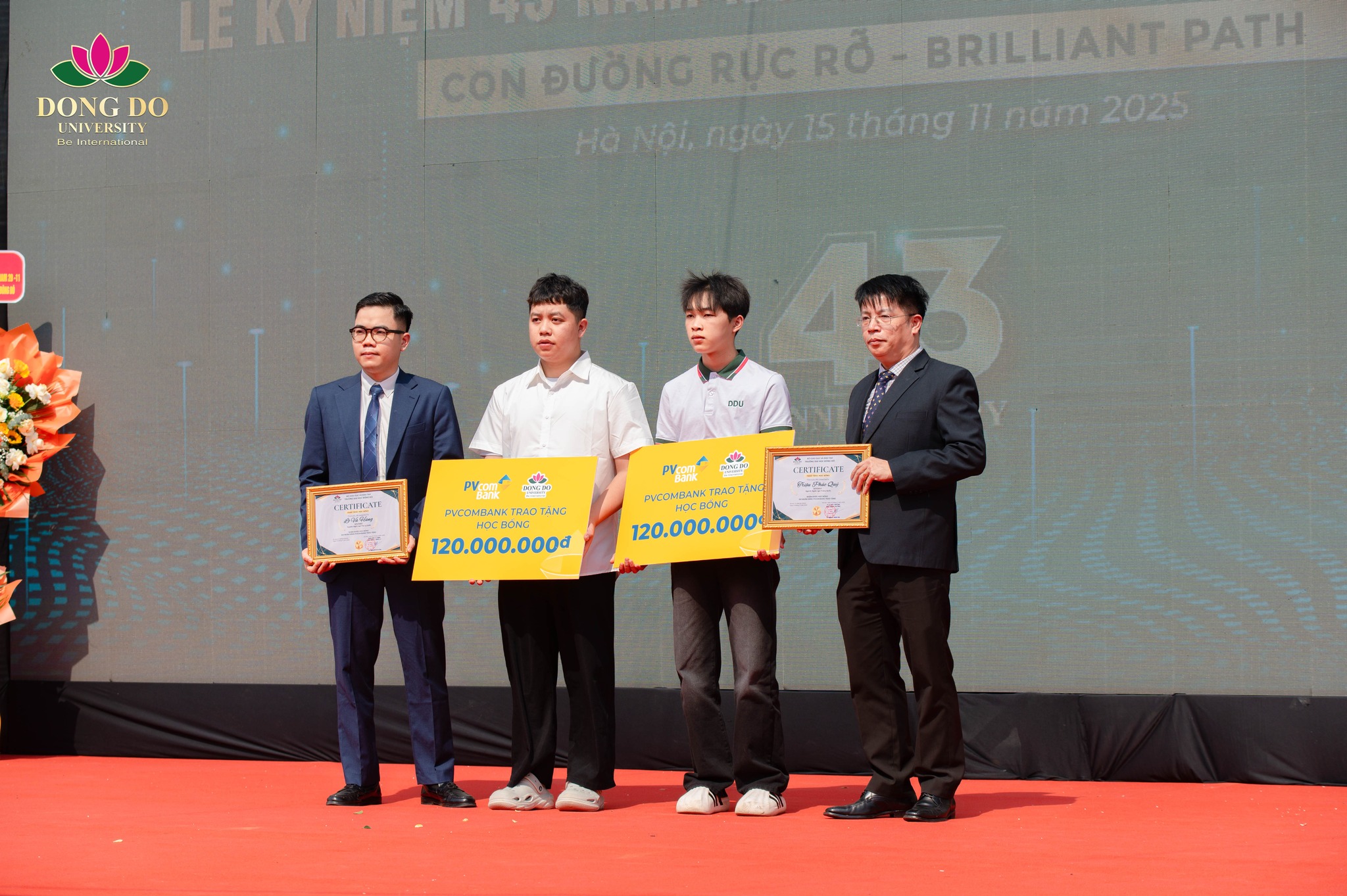 Ngân hàng PVcombank trao tặng 2 suất học bổng cho sinh viên