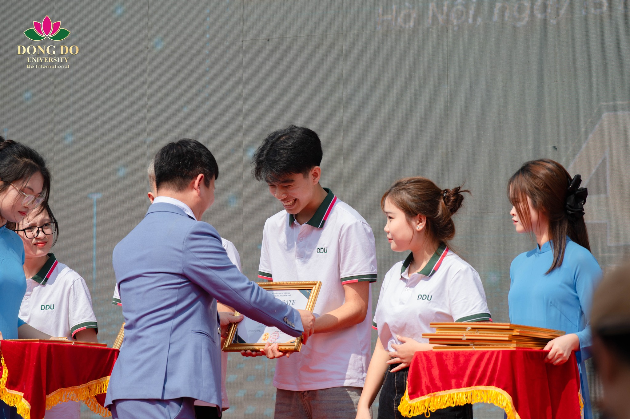 Trường Đại học Đông Đô trao học bổng đầu vào cho tân sinh viên K30 lan tỏa giá trị tri thức, chắp cánh tài năng trẻ