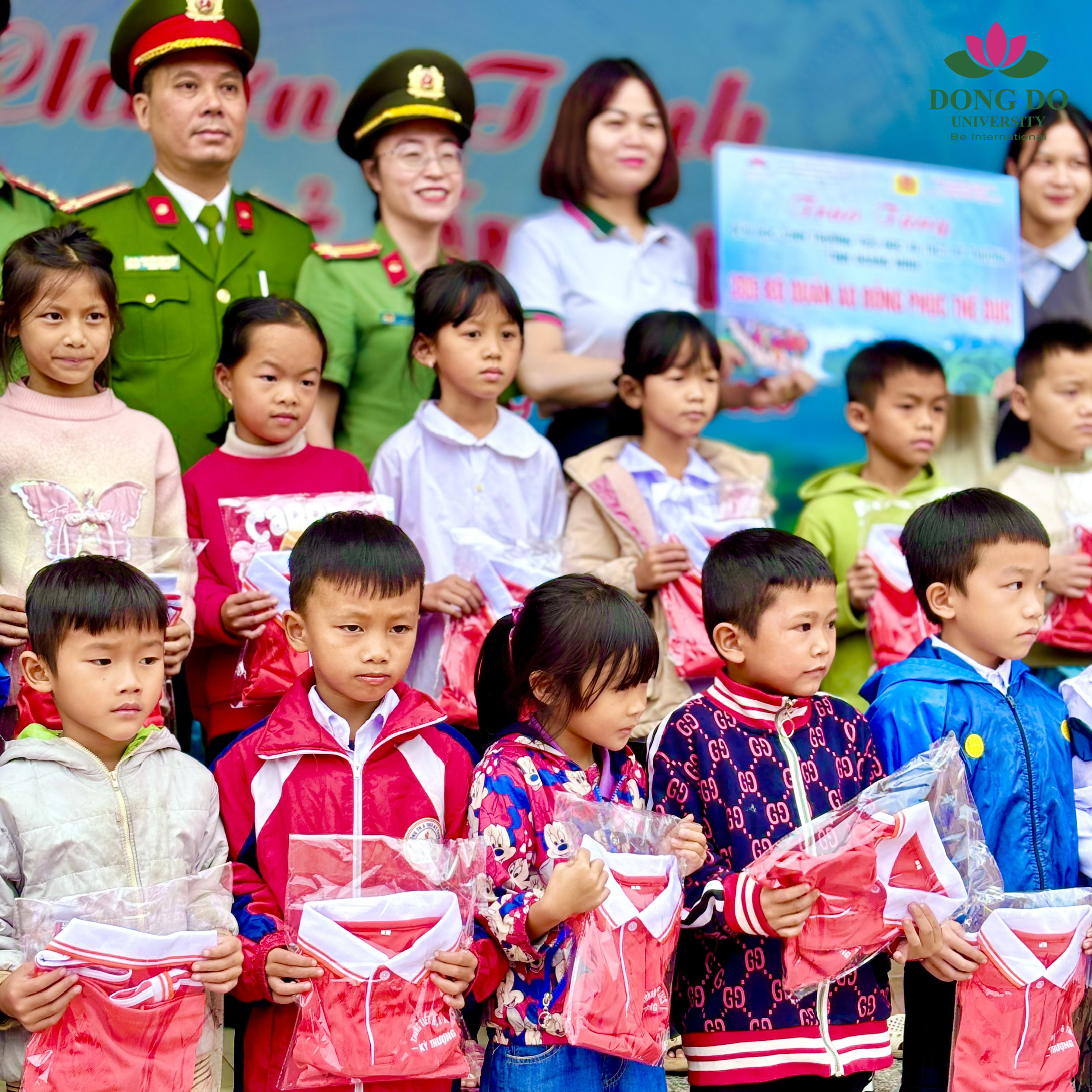 Đo&agrave;n c&ocirc;ng t&aacute;c đ&atilde; trao tặng 205 chiếc &aacute;o đồng phục cho c&aacute;c em học sinh Trường Tiểu học & THCS Kỳ Thượng