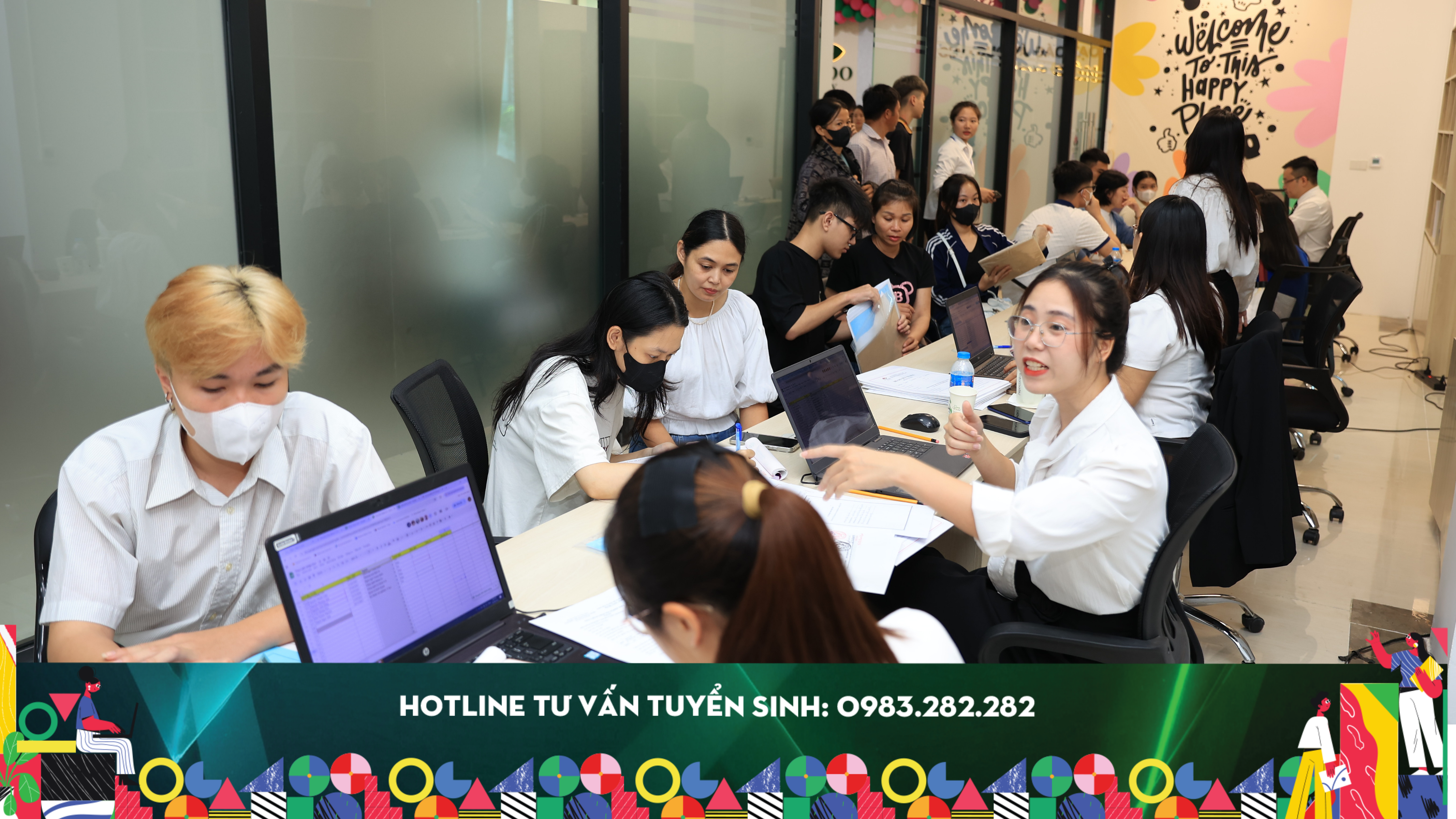 T&acirc;n sinh vi&ecirc;n K30 c&ugrave;ng phụ huynh đang l&agrave;m thủ tục nhập học dưới sự hỗ trợ tận t&igrave;nh của đội ngũ DDU