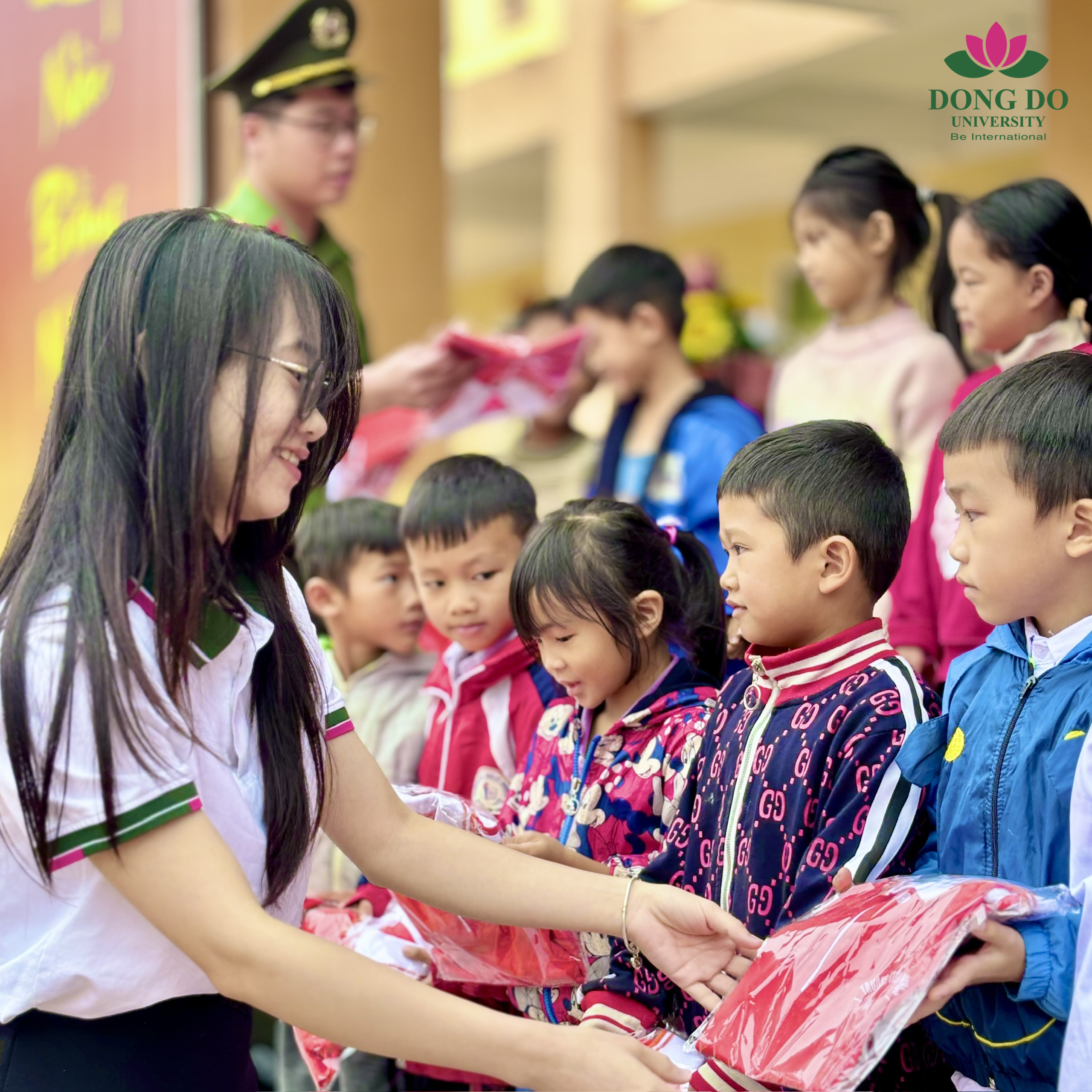 Đồng ch&iacute; Nguyễn Thị Ngọc Anh - Đại diện Đo&agrave;n thanh ni&ecirc;n Trường Đại học Đ&ocirc;ng Đ&ocirc; trao tận tay những chiếc &aacute;o đồng phục mới cho c&aacute;c em nhỏ