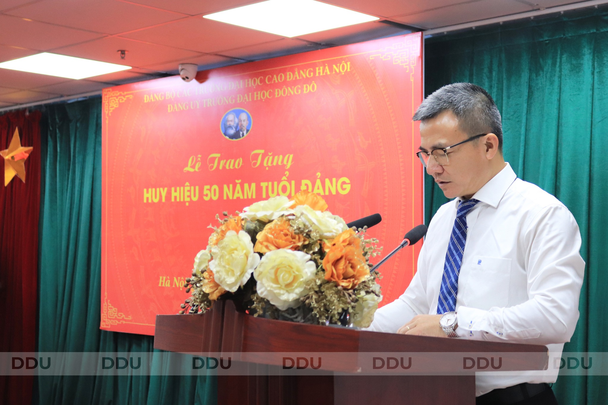 Đồng ch&iacute; Nguyễn Đức Hiến &ndash; Ủy vi&ecirc;n Ban Thường vụ, Ch&aacute;nh Văn ph&ograve;ng Đảng ủy Khối đ&atilde; c&ocirc;ng bố Quyết định tặng Huy hiệu Đảng cho đồng ch&iacute; Tạ Tiến H&ugrave;ng