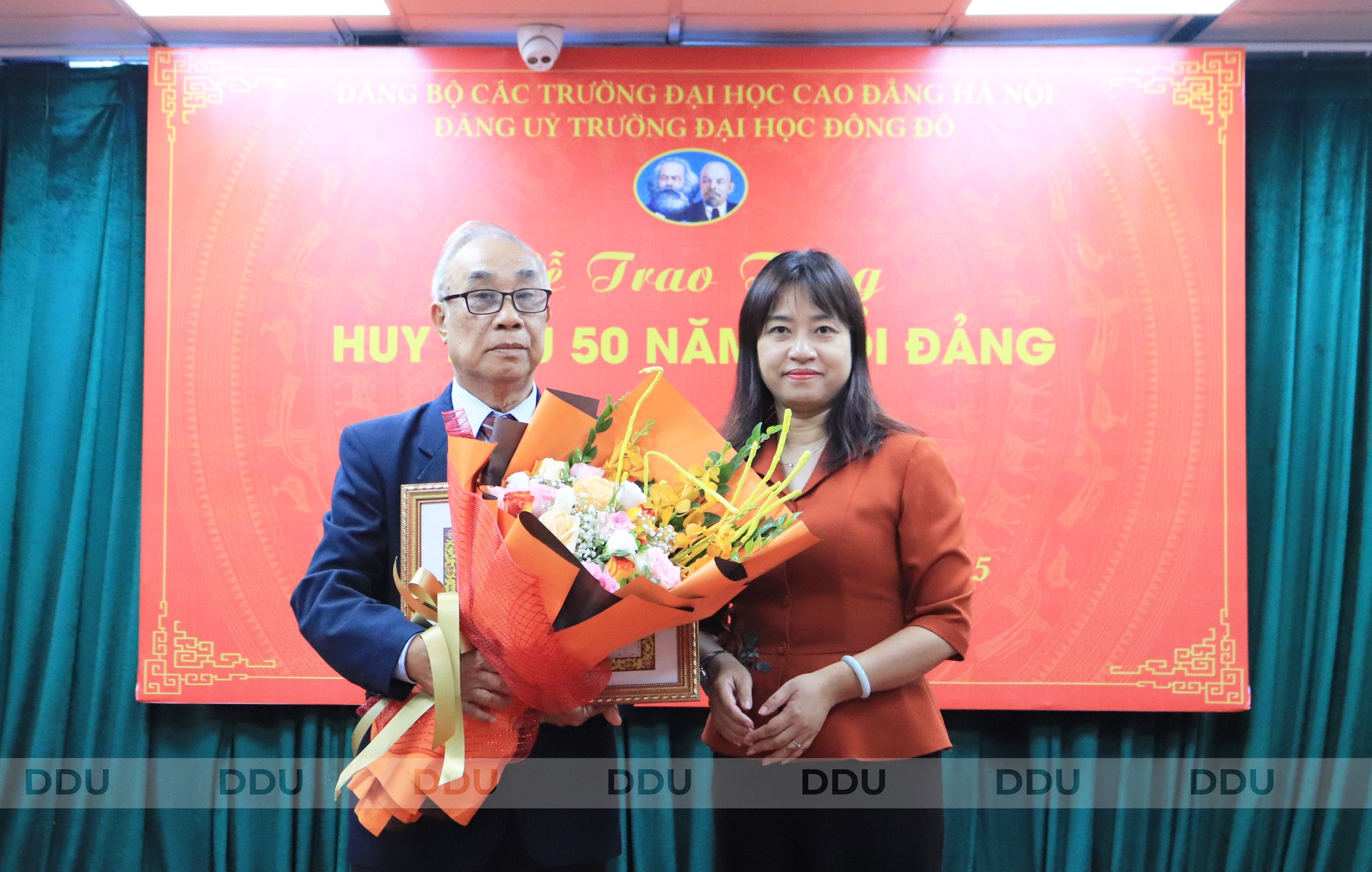 Đồng ch&iacute; Nguyễn Vũ B&iacute;ch Hiền &ndash; Ph&oacute; B&iacute; thư Đảng ủy Khối c&aacute;c trường Đại học, Cao đẳng H&agrave; Nội trao Huy hiệu 50 năm tuổi Đảng cho đồng ch&iacute; Tạ Tiến H&ugrave;ng