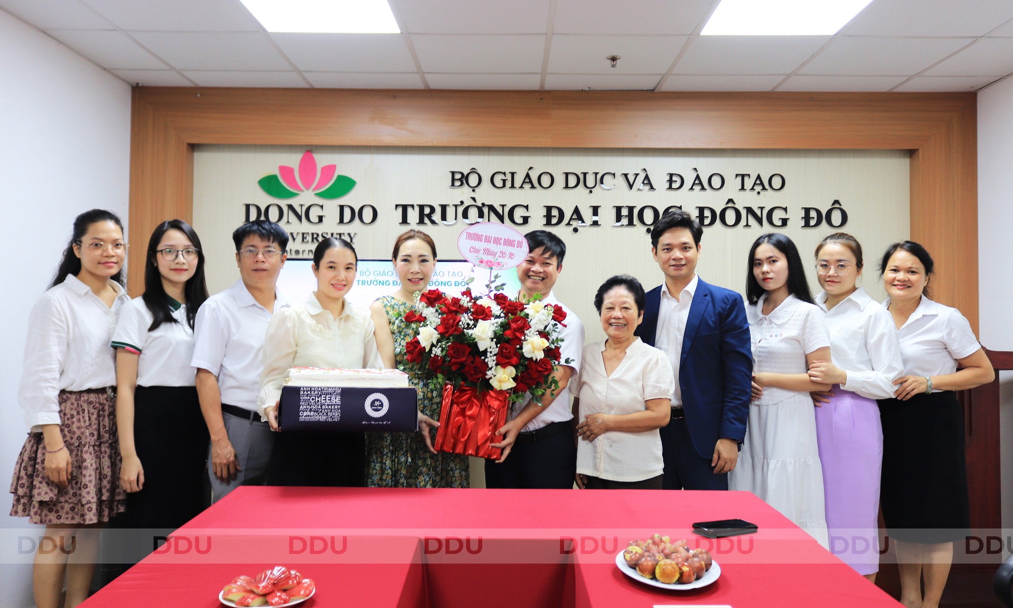 Đảng Ủy c&ugrave;ng Ban Gi&aacute;m hiệu đ&atilde; trao tặng những b&oacute; hoa tươi thắm đến c&aacute;c nữ c&aacute;n bộ, giảng vi&ecirc;n v&agrave; sinh vi&ecirc;n