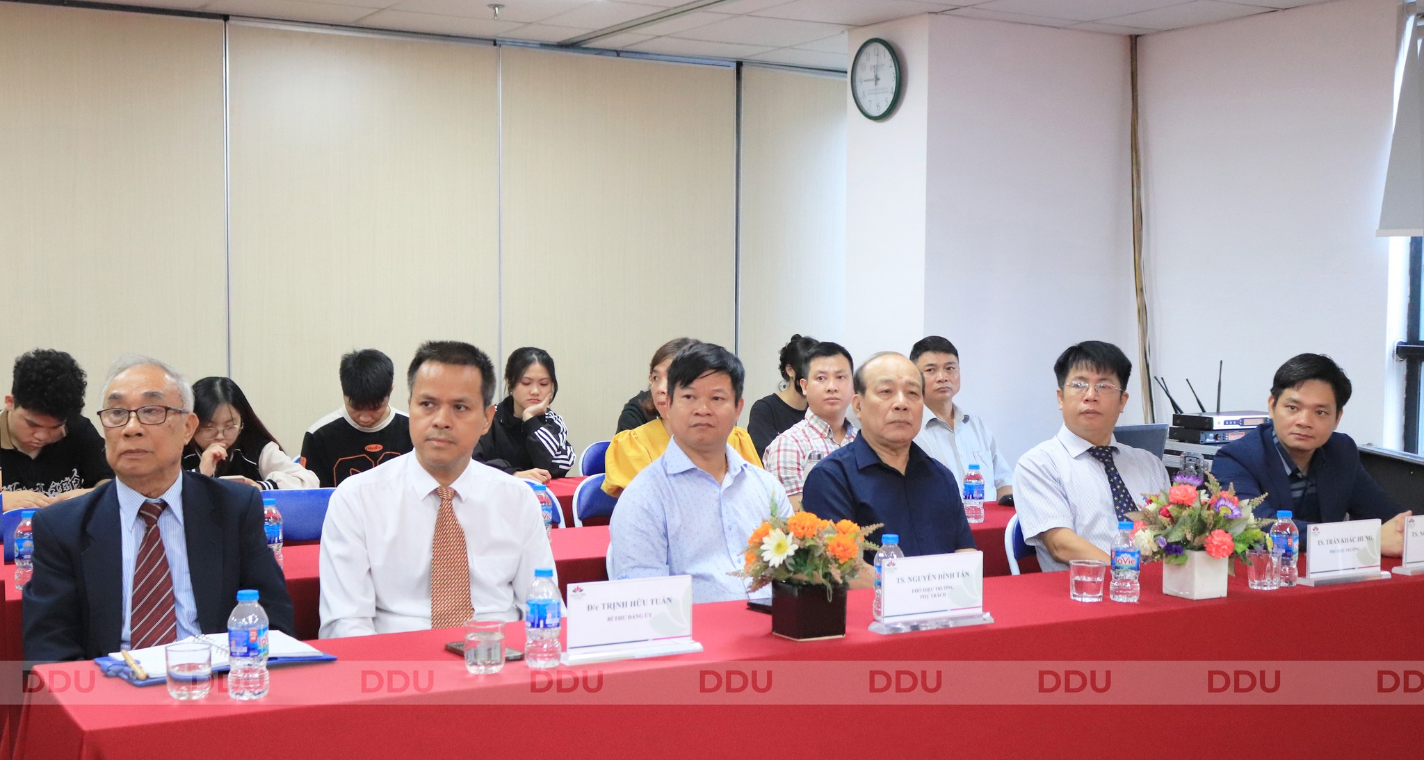 C&aacute;c đồng ch&iacute; l&atilde;nh đạo Trường Đại học Đ&ocirc;ng Đ&ocirc; tham gia buổi lễ 