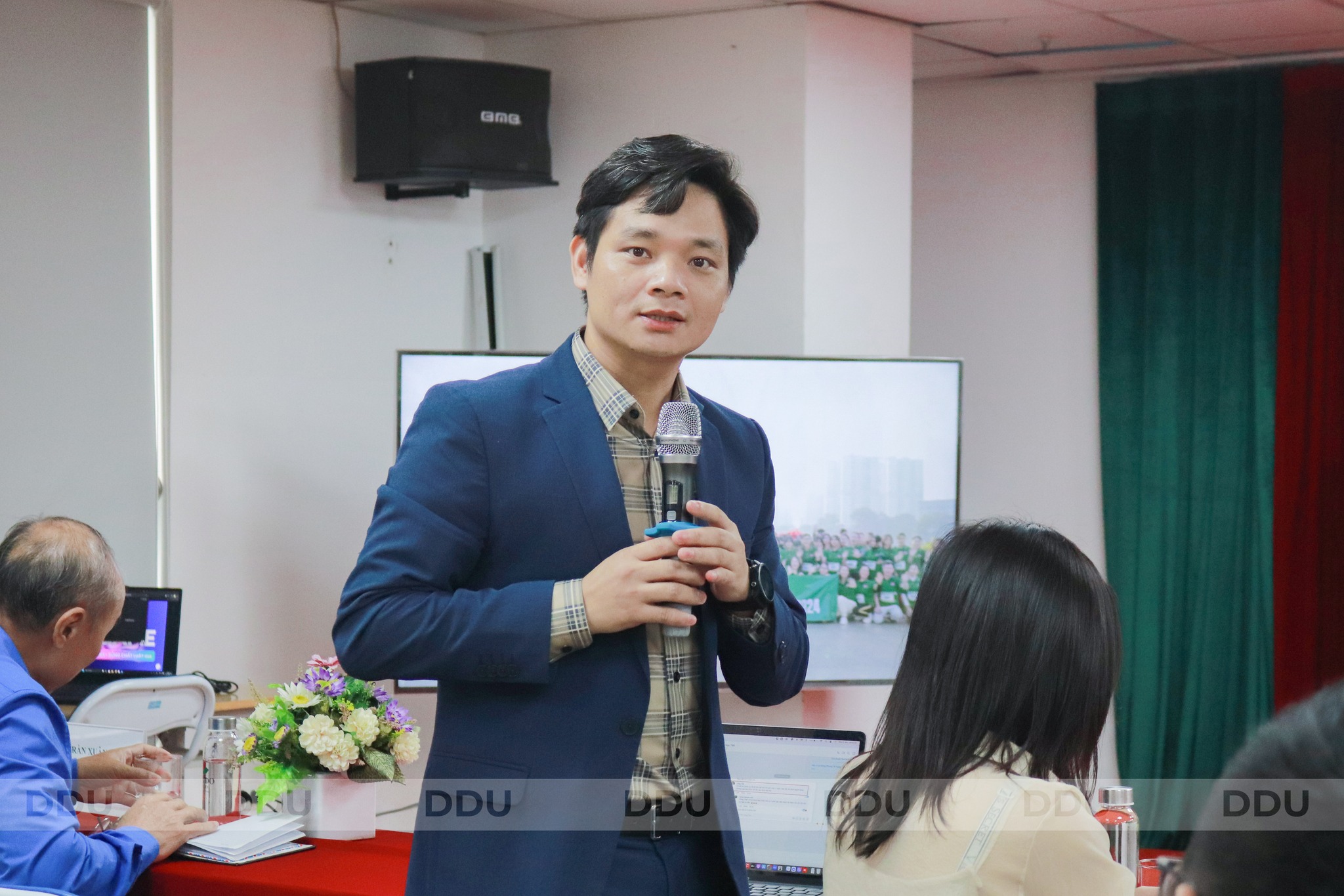 TS. Nguyễn Anh Tuấn - Ph&oacute; Hiệu trưởng Nh&agrave; Trường trả lời v&agrave; chia sẻ vỡi diễn đ&agrave;n trao đổi, đối thoại giữa sinh vi&ecirc;n v&agrave; l&atilde;nh đạo Nh&agrave; trường