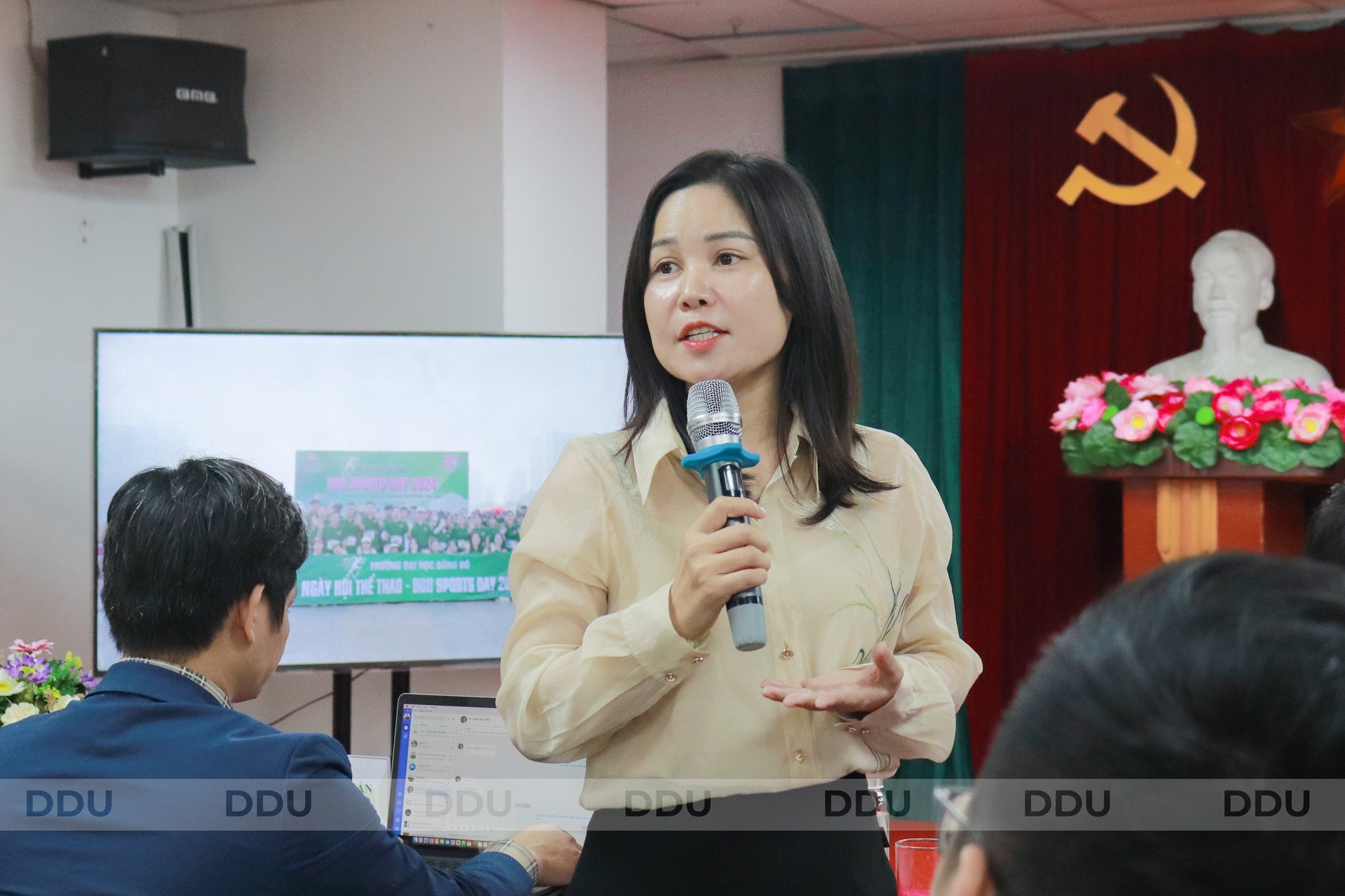 TS. L&ecirc; Thị Dung &ndash; Ph&oacute; Hiệu trưởng Nh&agrave; trường ph&aacute;t biểu khai mạc