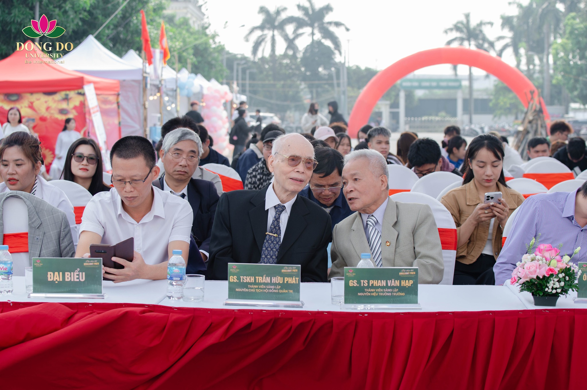 GS. TSKH Trần Hữu Ph&aacute;t v&agrave; GS. TS Phan Văn Hạp &ndash; hai thầy s&aacute;ng lập Trường Đại học Đ&ocirc;ng Đ&ocirc; &ndash; trở lại tham dự sự kiện trong kh&ocirc;ng kh&iacute; trang trọng v&agrave; x&uacute;c động.