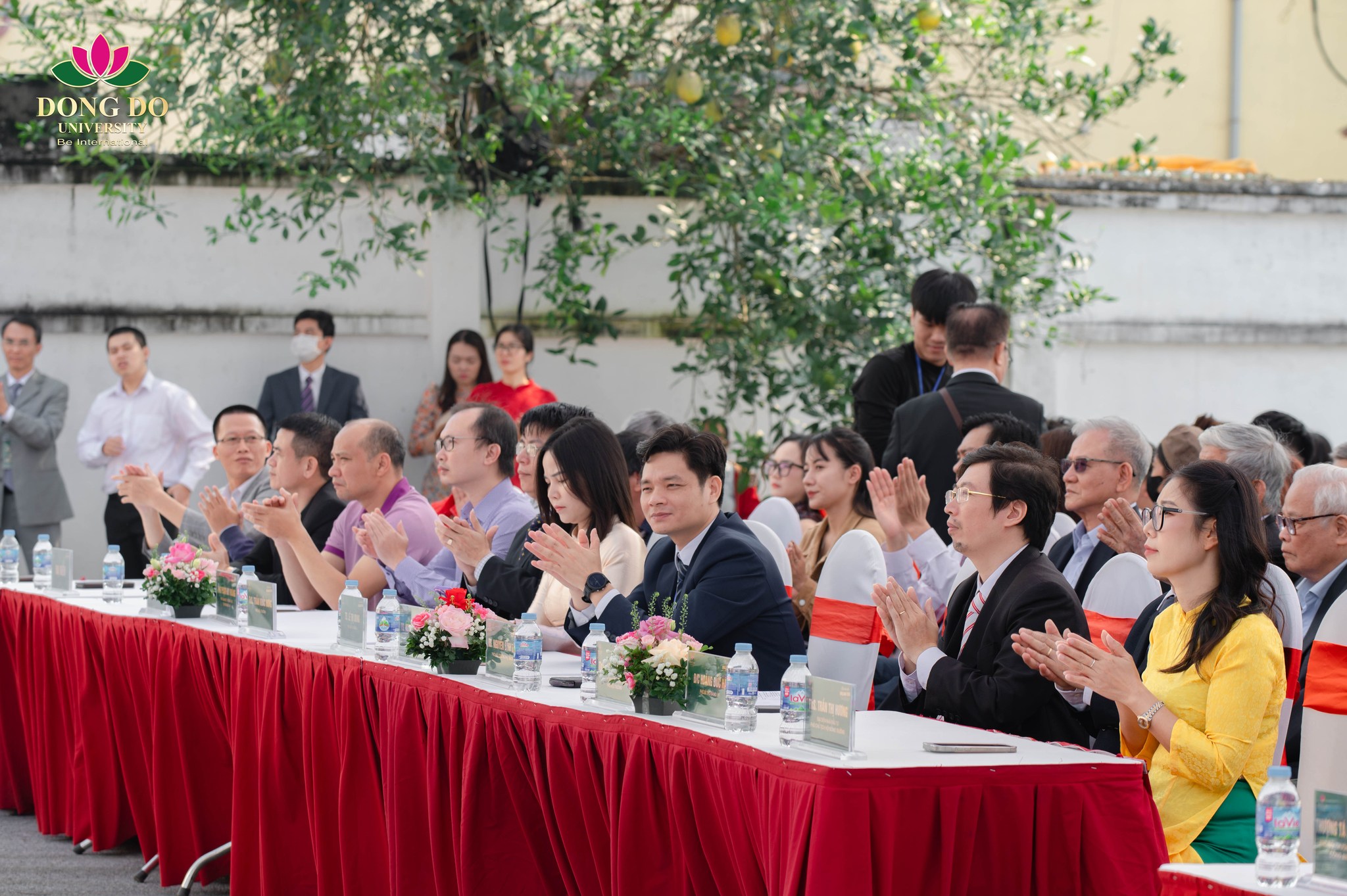 Hội đồng trường, Đảng ủy v&agrave; Ban Gi&aacute;m hiệu Nh&agrave; trường tham dự, thể hiện sự quan t&acirc;m v&agrave; đồng h&agrave;nh trong c&aacute;c hoạt động của sinh vi&ecirc;n