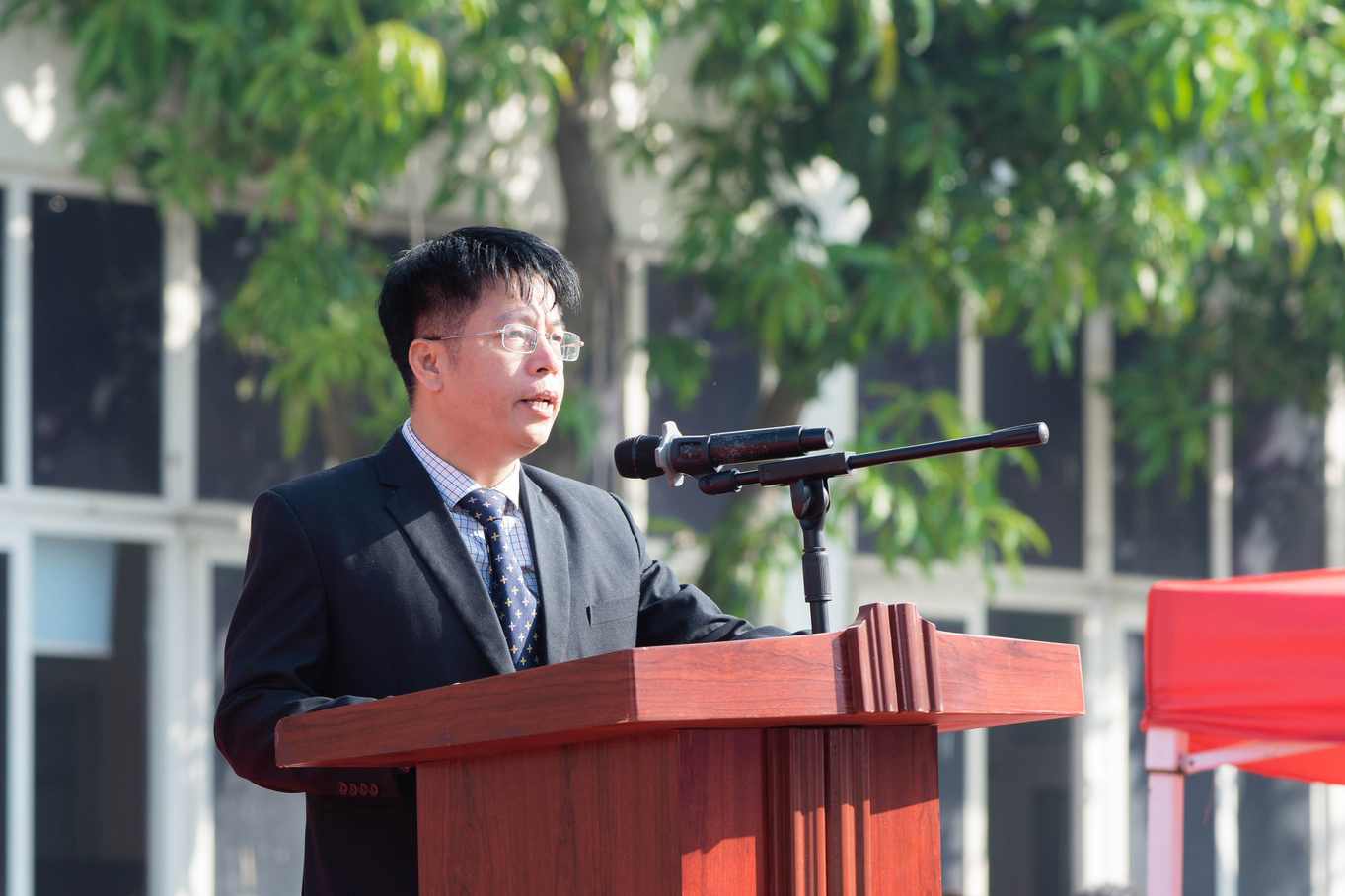 Thầy Trần Khắc Hưng ph&aacute;t biểu khai mạc, gửi lời động vi&ecirc;n v&agrave; truyền cảm hứng đến to&agrave;n thể sinh vi&ecirc;n.