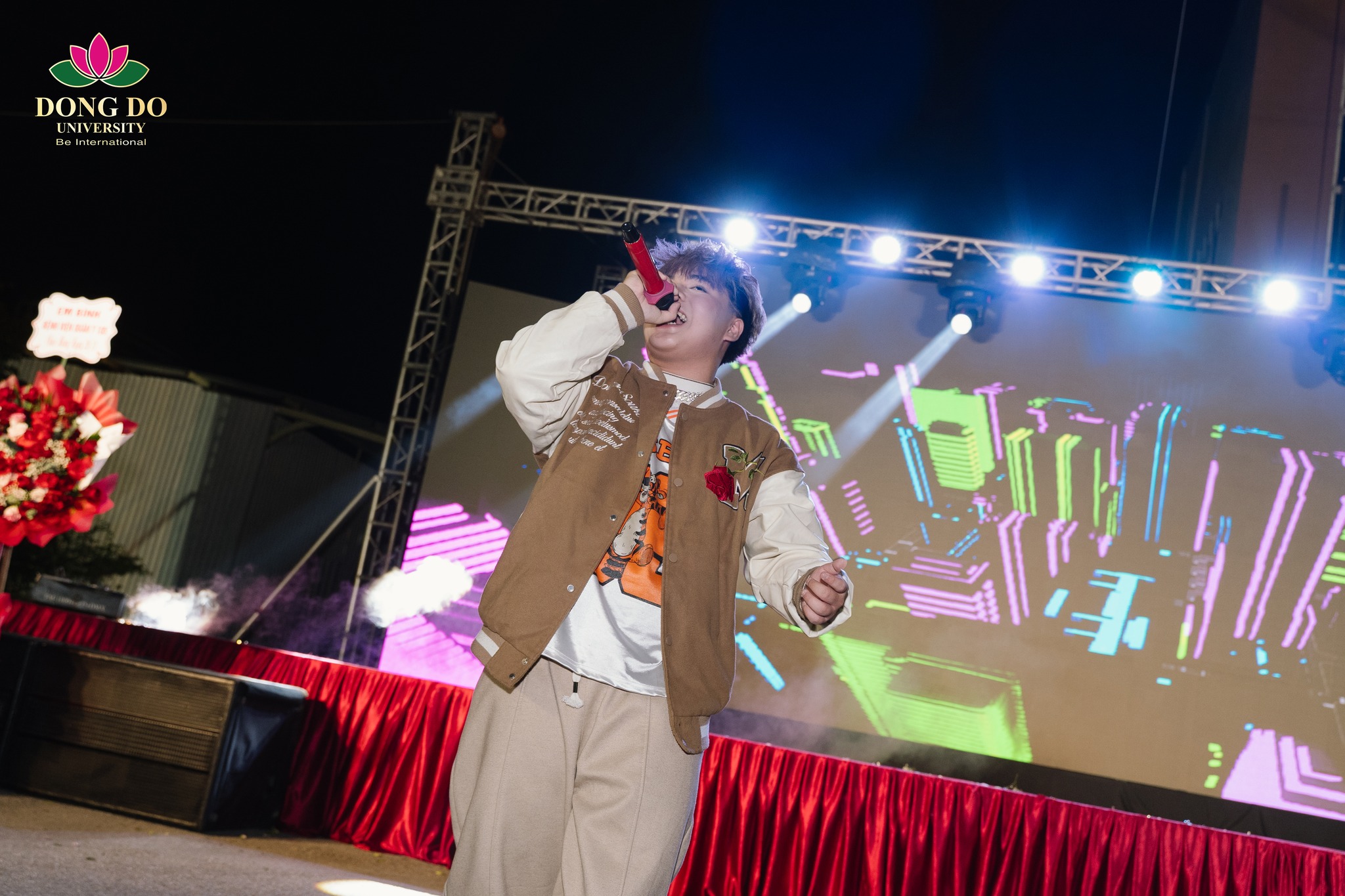 Rapper DRL B&ugrave;i Gia Huy ch&aacute;y hết m&igrave;nh tr&ecirc;n s&acirc;n khấu Đại nhạc hội DDU