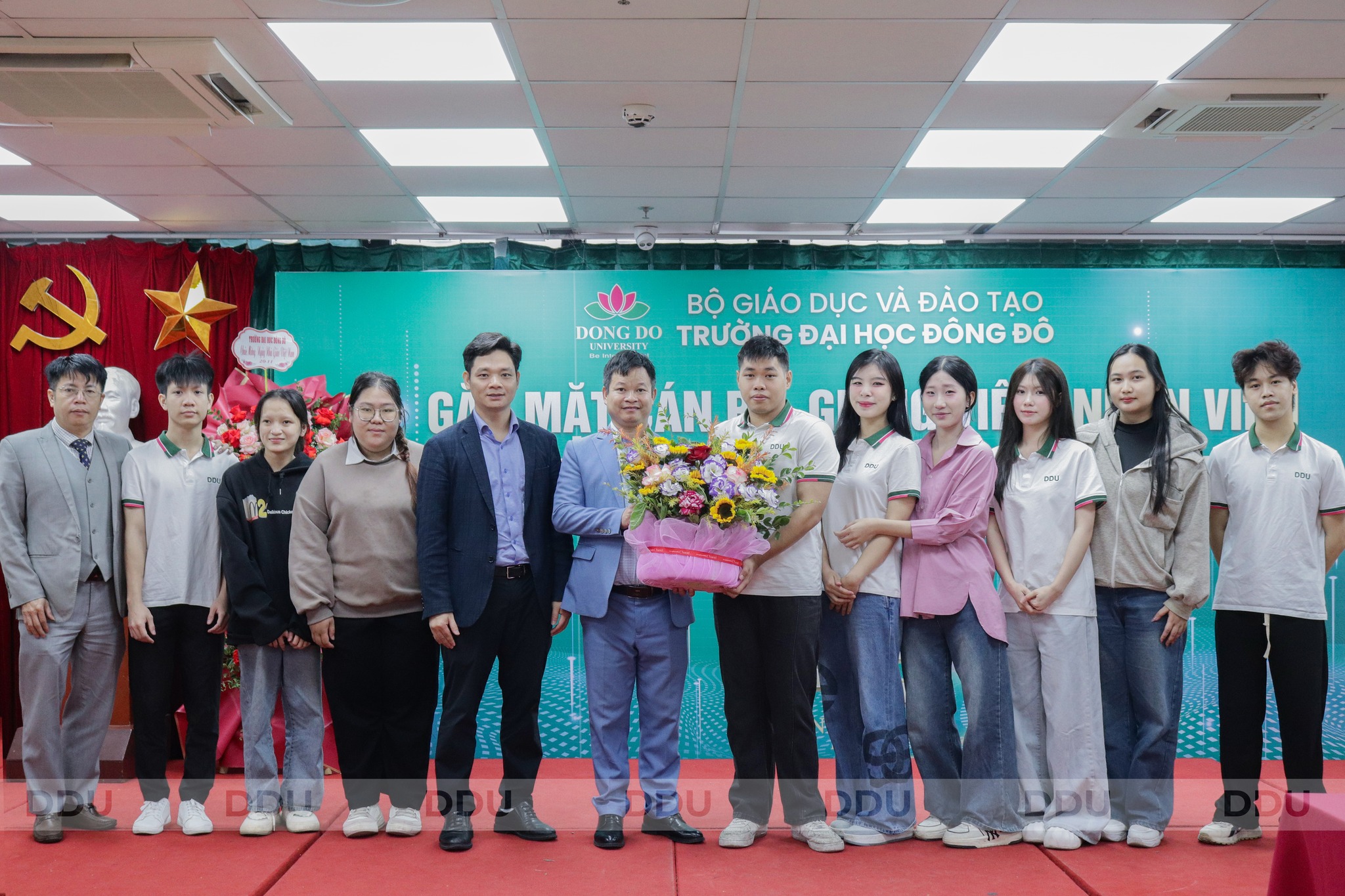 đại diện sinh vi&ecirc;n từ c&aacute;c C&acirc;u lạc bộ trường, đ&atilde; d&agrave;nh tặng thầy c&ocirc; những b&ocirc;ng hoa tươi thắm, thay cho lời biết ơn ch&acirc;n th&agrave;nh nhất