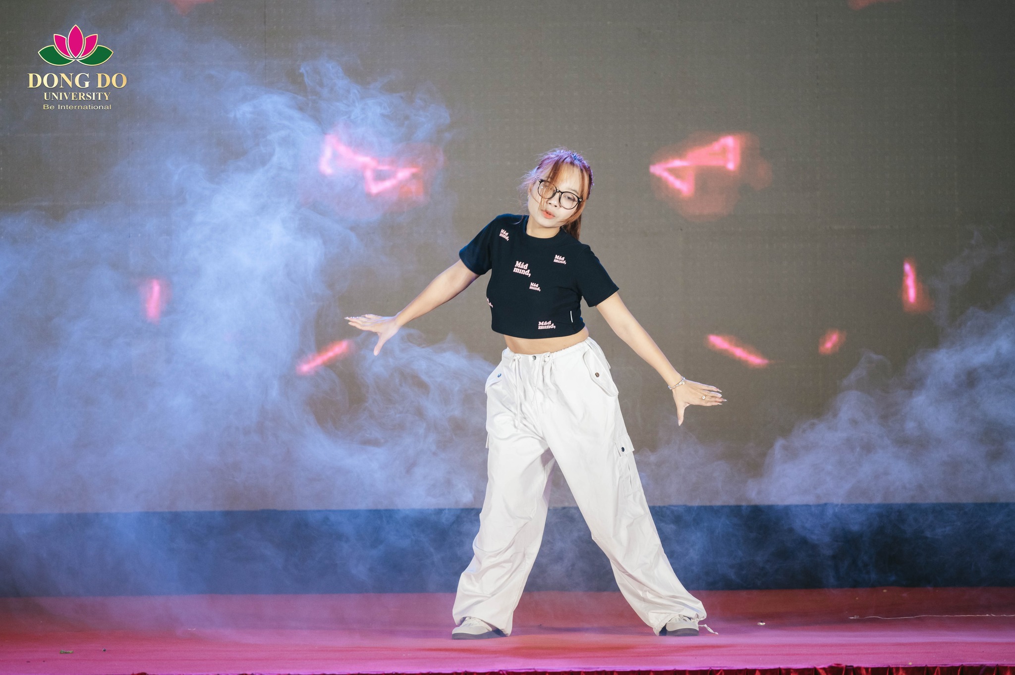 Bạn Dương Huệ Tường Vi &ndash; sinh vi&ecirc;n kh&oacute;a 30 ng&agrave;nh Ng&ocirc;n ngữ Trung Quốc thể hiện t&agrave;i năng mới m&agrave;n tr&igrave;nh diễn nhảy hiện đại tr&ecirc;n s&acirc;n khấu