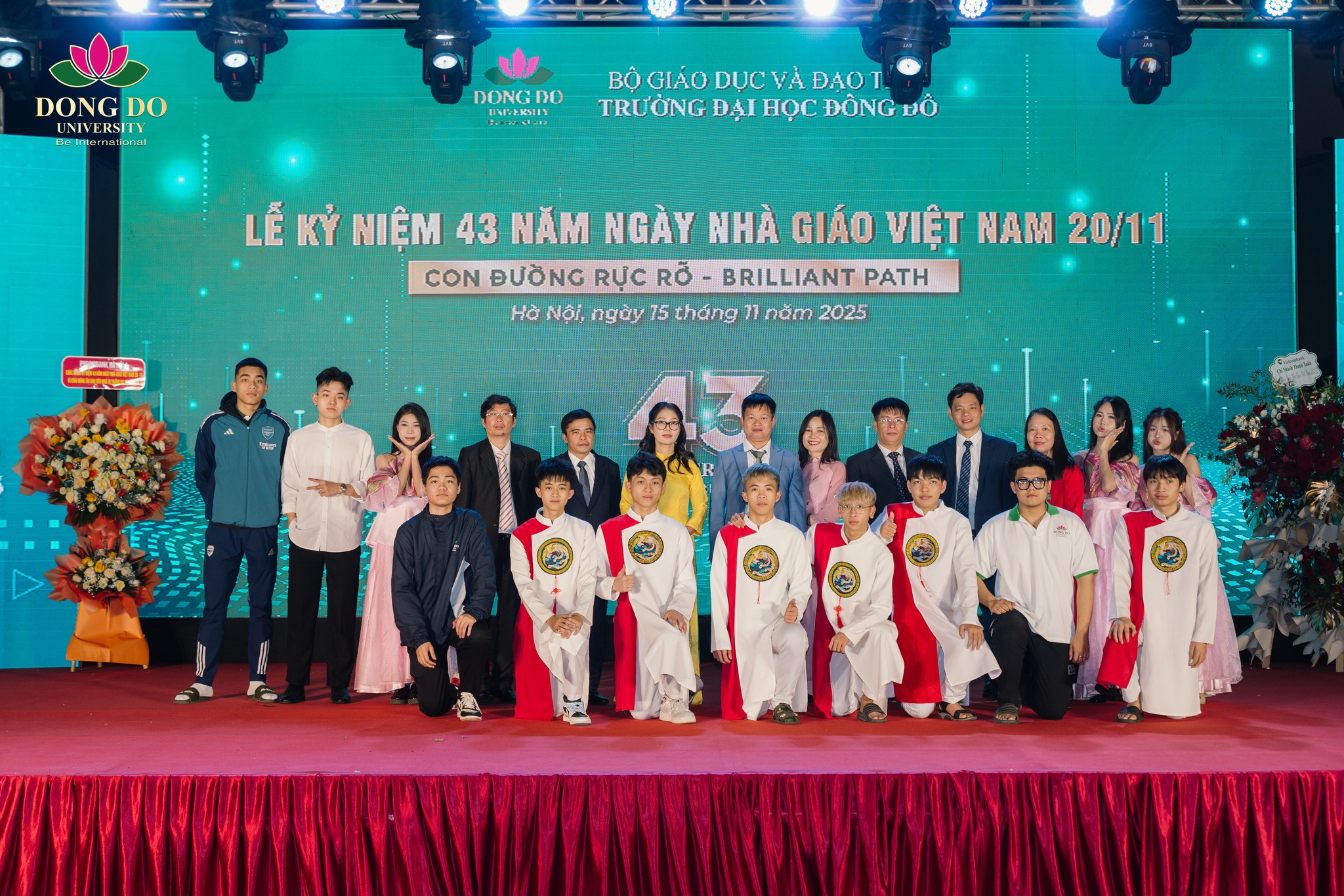 Khoa Kỹ thuật v&agrave; C&ocirc;ng nghệ chụp ảnh lưu niệm c&ugrave;ng Hồi Đồng trường v&agrave; Ban Gi&aacute;m hiệu