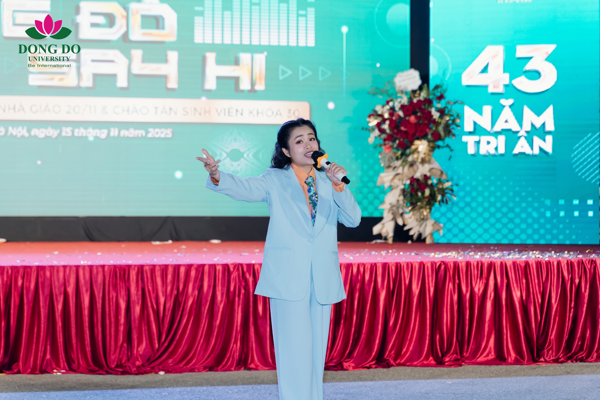 Ca sĩ Ho&agrave;ng Hồng Ngọc lần đầu thể hiện ca kh&uacute;c &ldquo;Nguồn s&aacute;ng tri thức&rdquo; tr&ecirc;n s&acirc;n khấu Đại nhạc hội - Trường Đại học Đ&ocirc;ng Đ&ocirc;