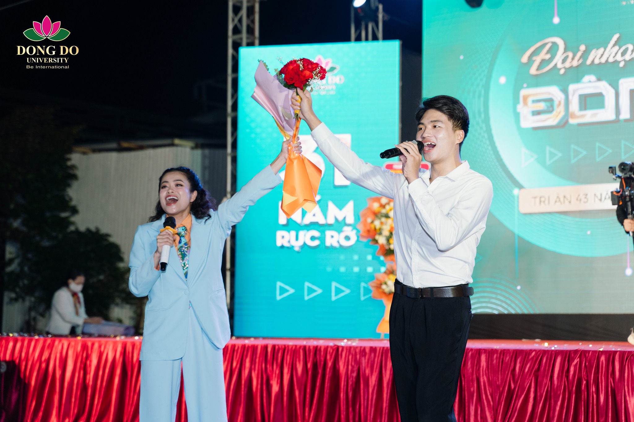 Ca sĩ kh&aacute;ch mời Ho&agrave;ng Hồng Ngọc h&aacute;t giao lưu song ca c&ugrave;ng sinh vi&ecirc;n Khoa KH-XH