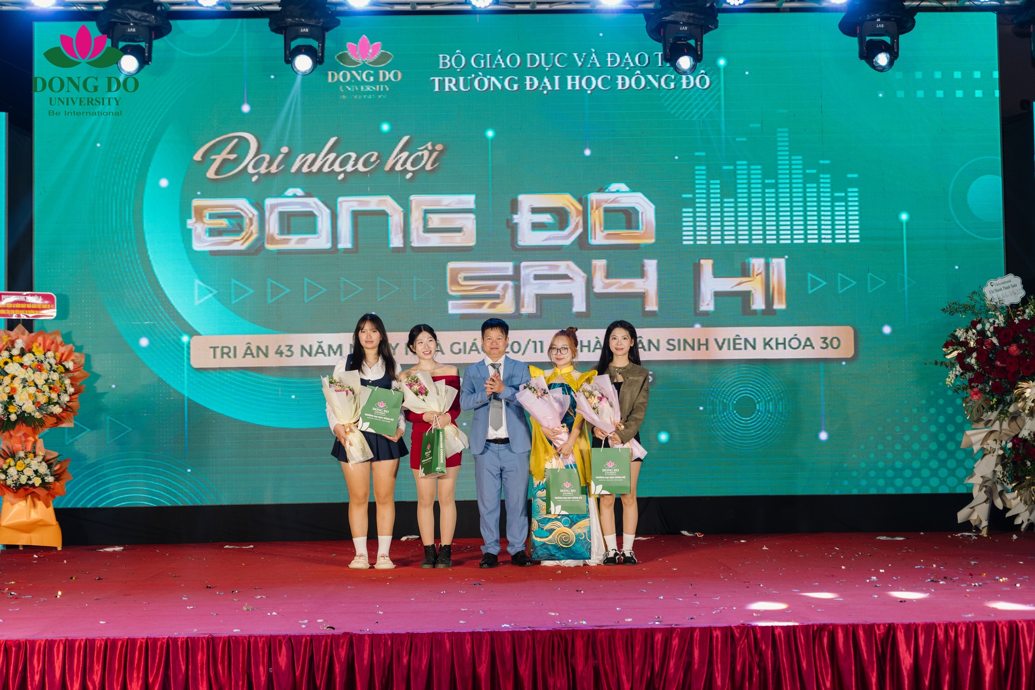 TS. Nguyễn Định T&acirc;n - Ph&oacute; Hiệu trưởng phụ tr&aacute;ch trường tặng hoa ch&uacute;c mừng c&aacute;c nh&oacute;m c&oacute; phần dự thi ấn tượng nhất