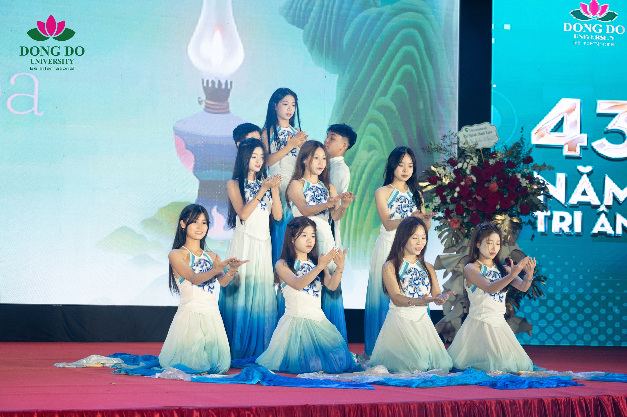 Sinh vi&ecirc;n ng&agrave;nh Quản trị Kinh doanh &ndash; &ldquo;B&oacute;ng ph&ugrave; hoa&rdquo;