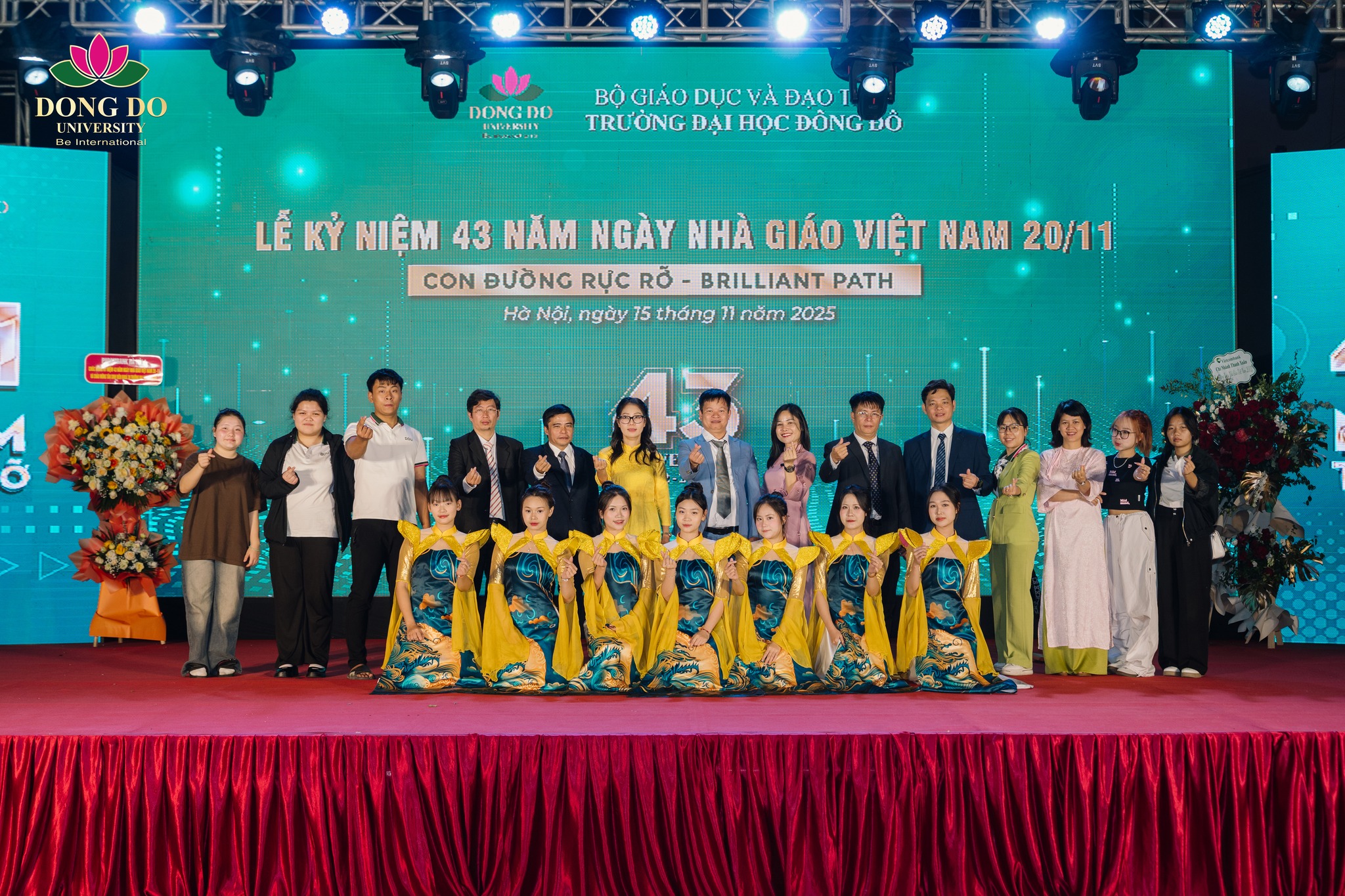 Khoa Ngoại ngữ chụp ảnh lưu niệm c&ugrave;ng Hồi Đồng trường v&agrave; Ban Gi&aacute;m hiệu