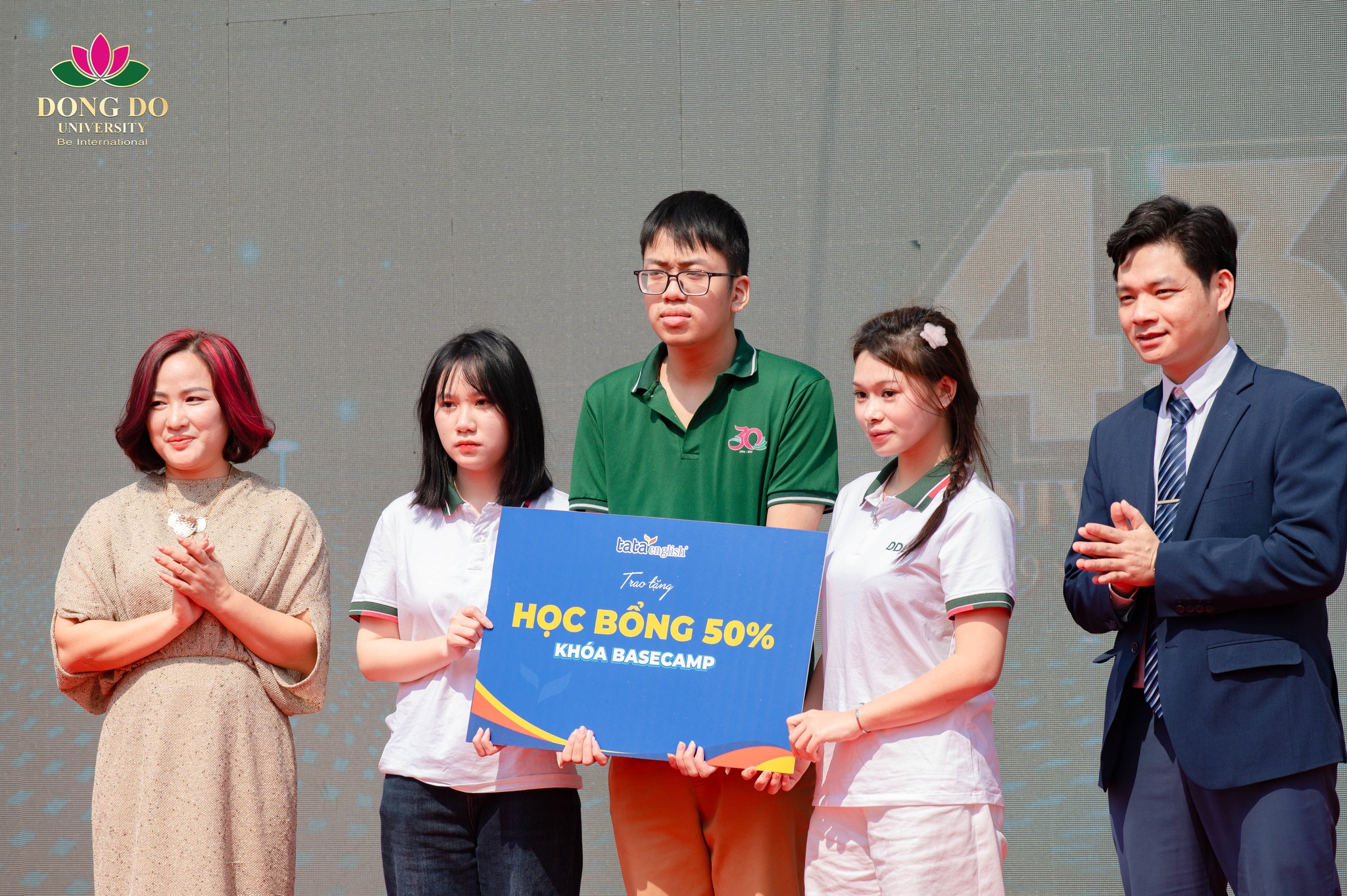 Tata English trao tặng Học bổng 50% Kh&oacute;a Basecamp cho sinh vi&ecirc;n.