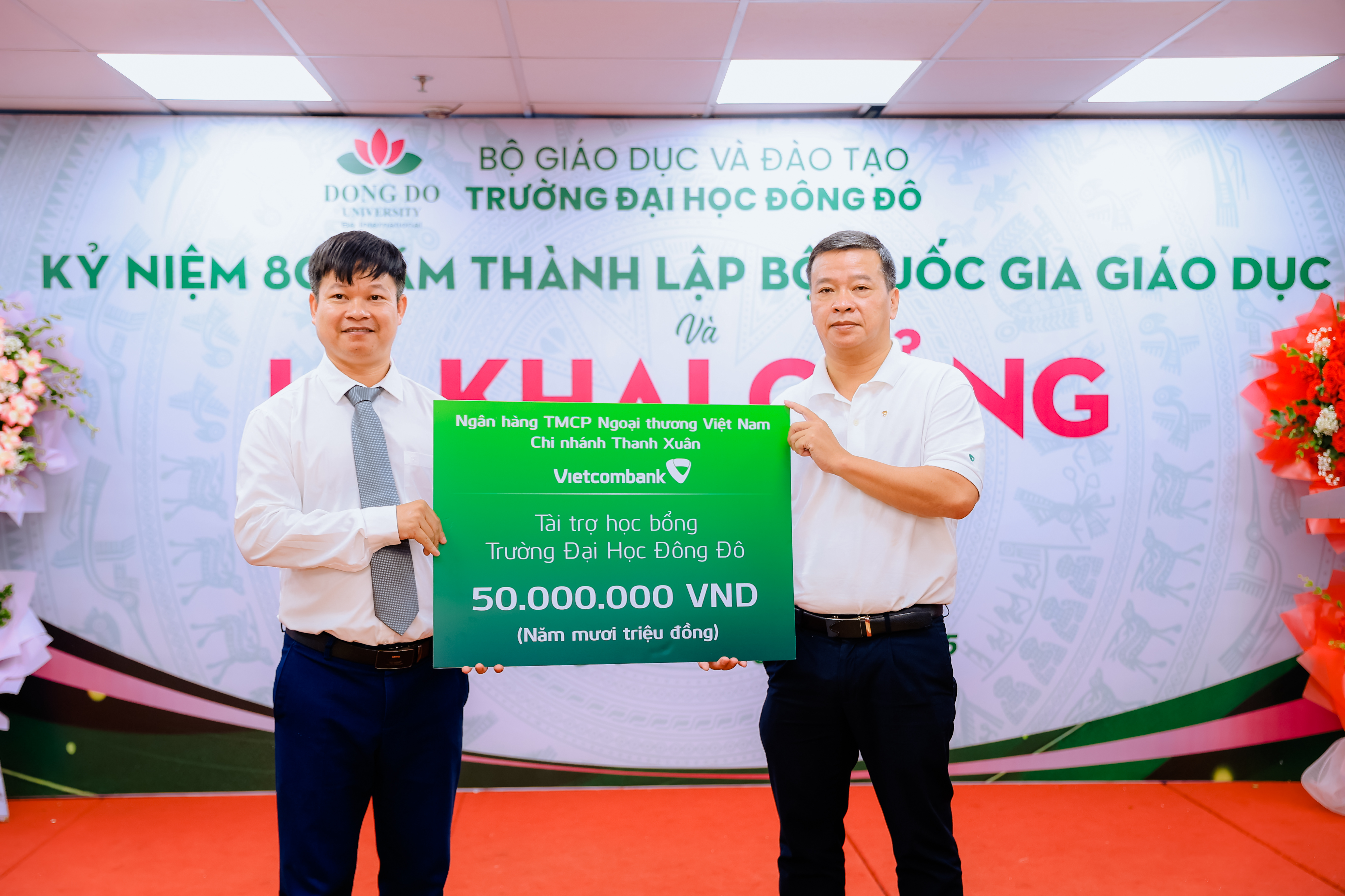 Ng&acirc;n h&agrave;ng Vietcombank với 25 suất học bổng trị gi&aacute; 50.000.000 đồng d&agrave;nh cho Nh&agrave; trường v&agrave; sinh vi&ecirc;n