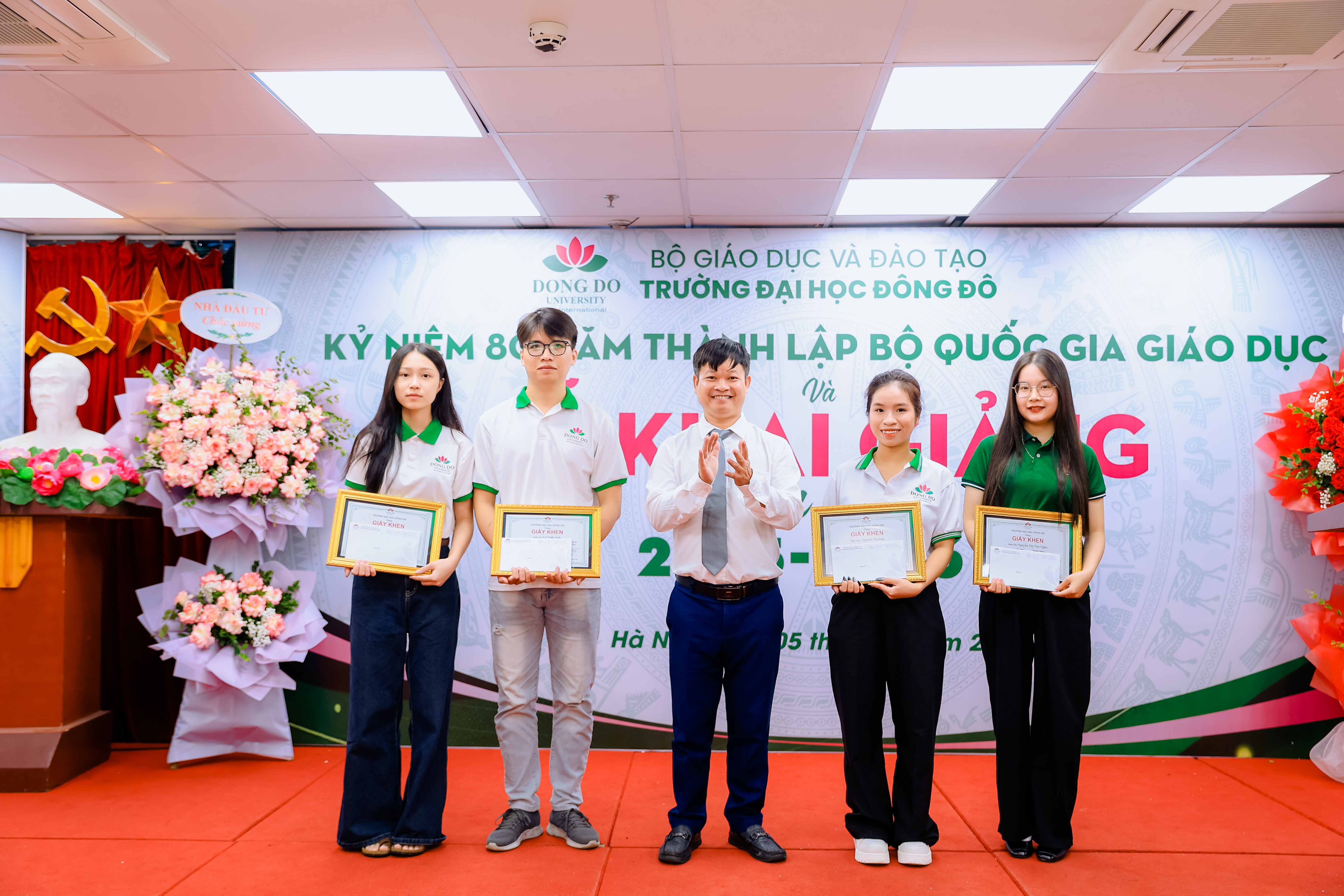 Trường Đại học Đ&ocirc;ng Đ&ocirc; vinh danh v&agrave; trao thưởng cho những sinh vi&ecirc;n ti&ecirc;u biểu