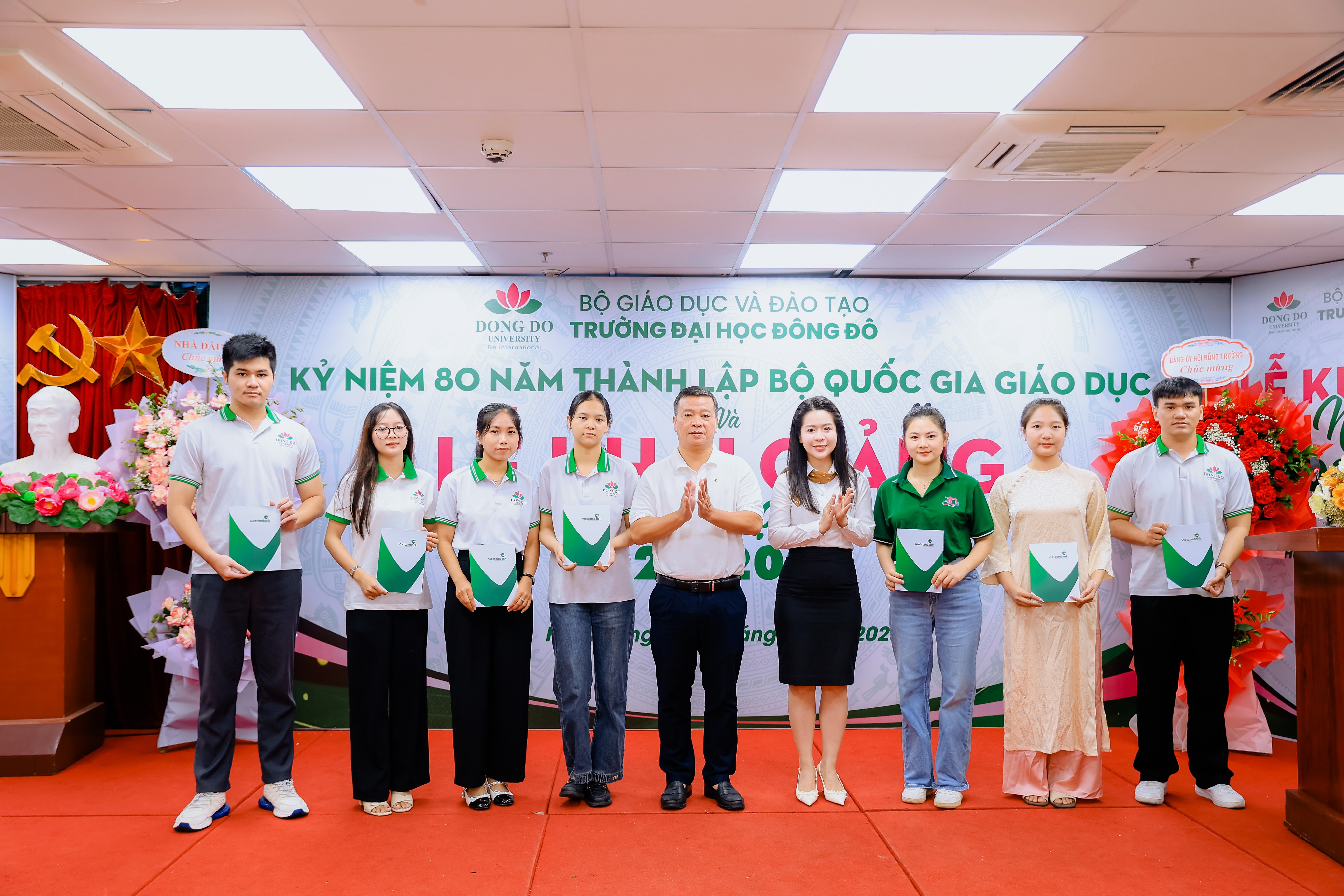 &Ocirc;ng Chu C&ocirc;ng Tr&aacute;ng v&agrave; B&agrave; Phạm Th&ugrave;y Dương đại diện ng&acirc;n h&agrave;ng Vietcombank Thanh Xu&acirc;n trao tặng phần thưởng cho 25 em đạt th&agrave;nh t&iacute;ch xuất sắc to&agrave;n diện trong năm học 2024&ndash;2025