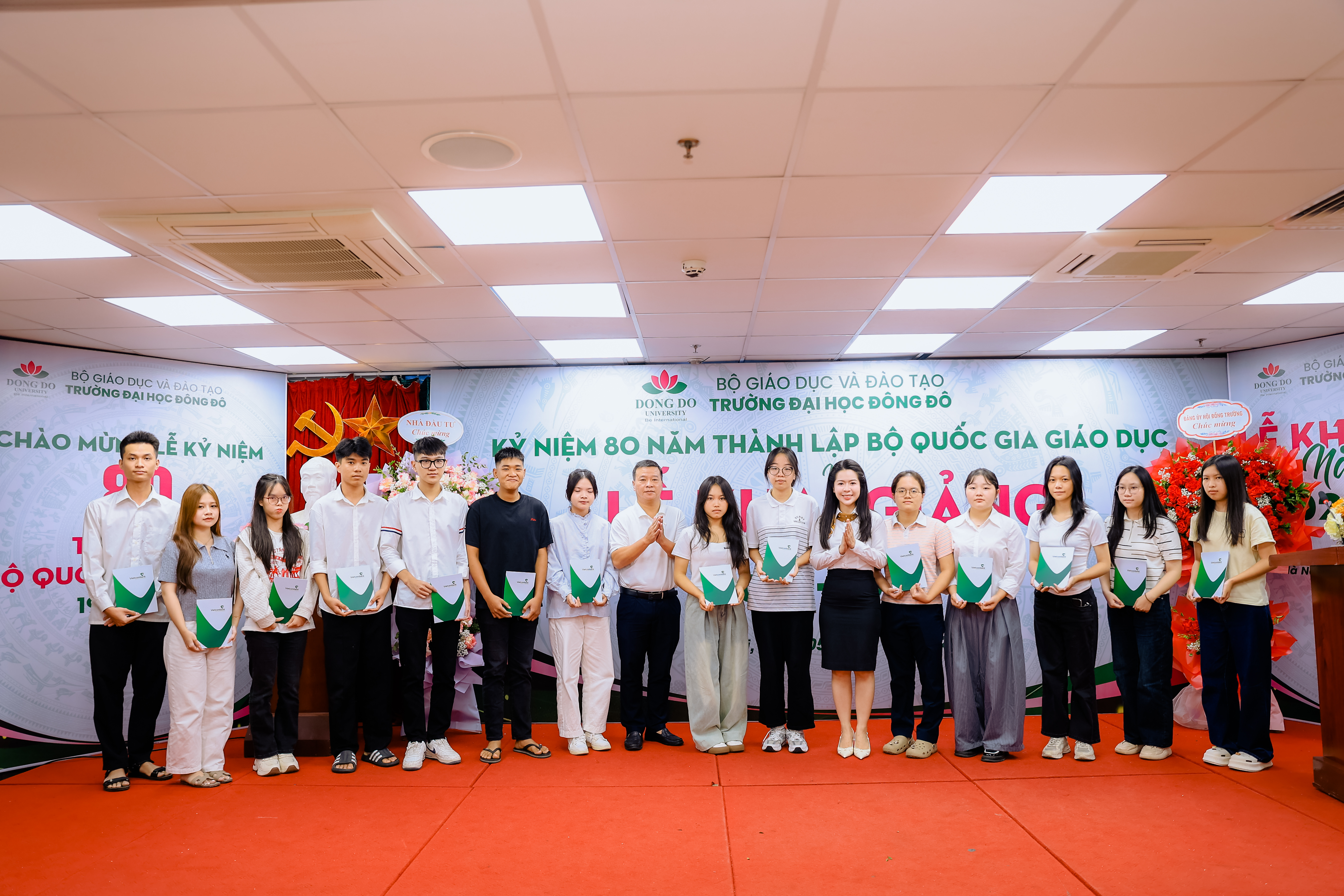 &Ocirc;ng Chu C&ocirc;ng Tr&aacute;ng v&agrave; B&agrave; Phạm Th&ugrave;y Dương đại diện ng&acirc;n h&agrave;ng Vietcombank Thanh Xu&acirc;n trao tặng phần thưởng cho 25 em đạt th&agrave;nh t&iacute;ch xuất sắc to&agrave;n diện trong năm học 2024&ndash;2025