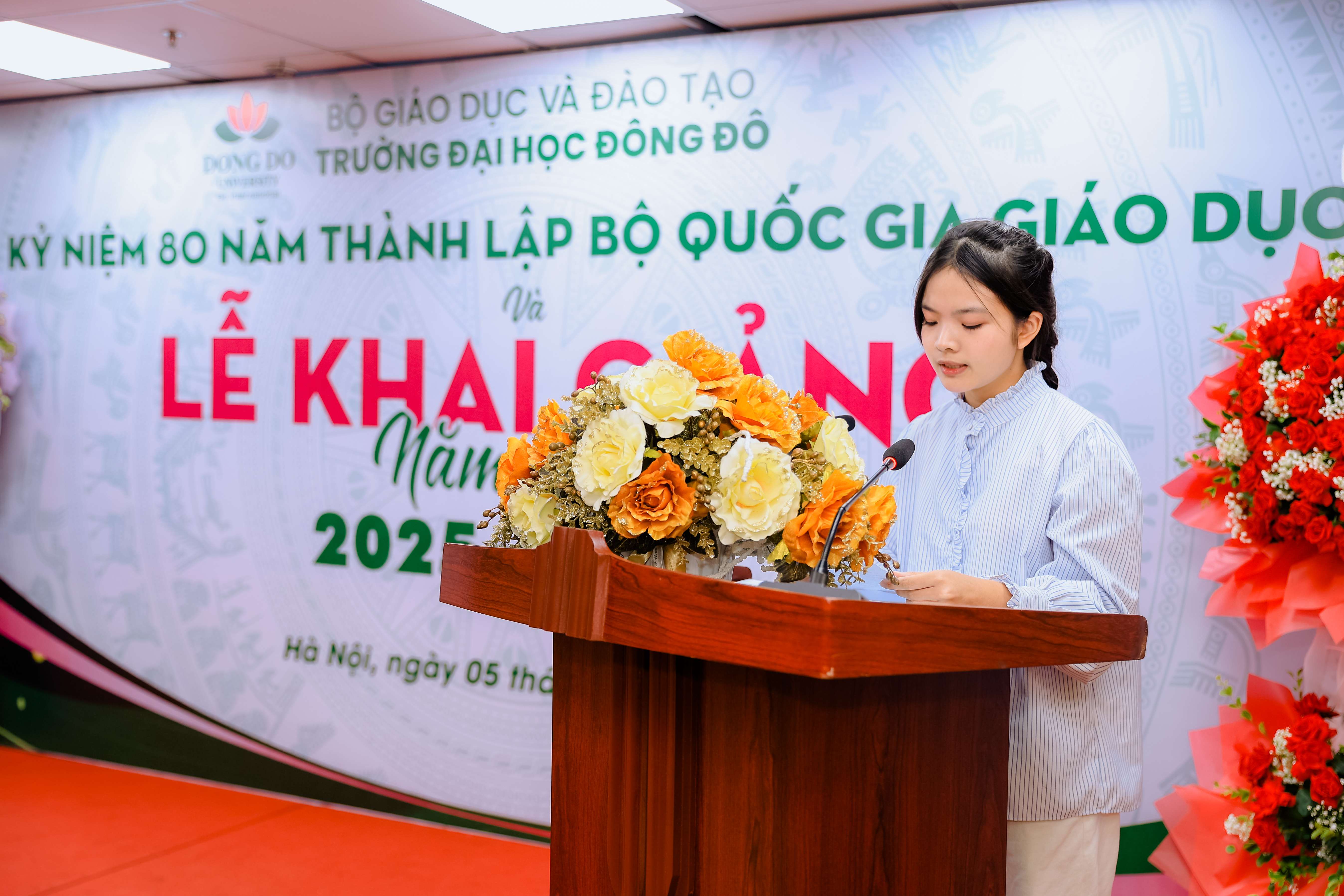 Phạm Kh&aacute;nh Nhi &ndash; t&acirc;n sinh vi&ecirc;n Kh&oacute;a 30 ph&aacute;t biểu tại buổi lễ