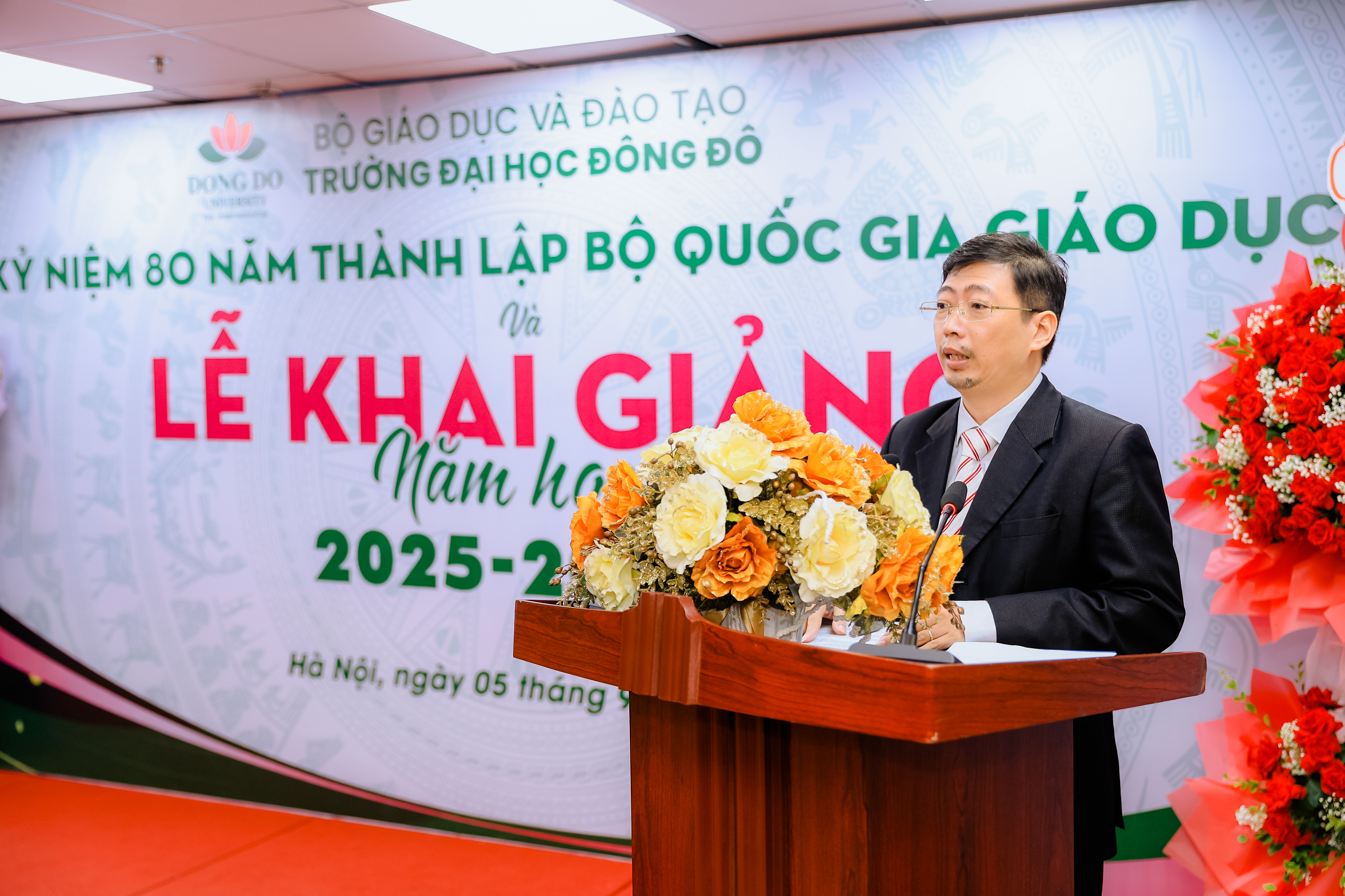 TS. Nguyễn Thế Sơn - Ph&oacute; Chủ tịch Hội đồng trường gửi lời ch&uacute;c mừng năm học mới