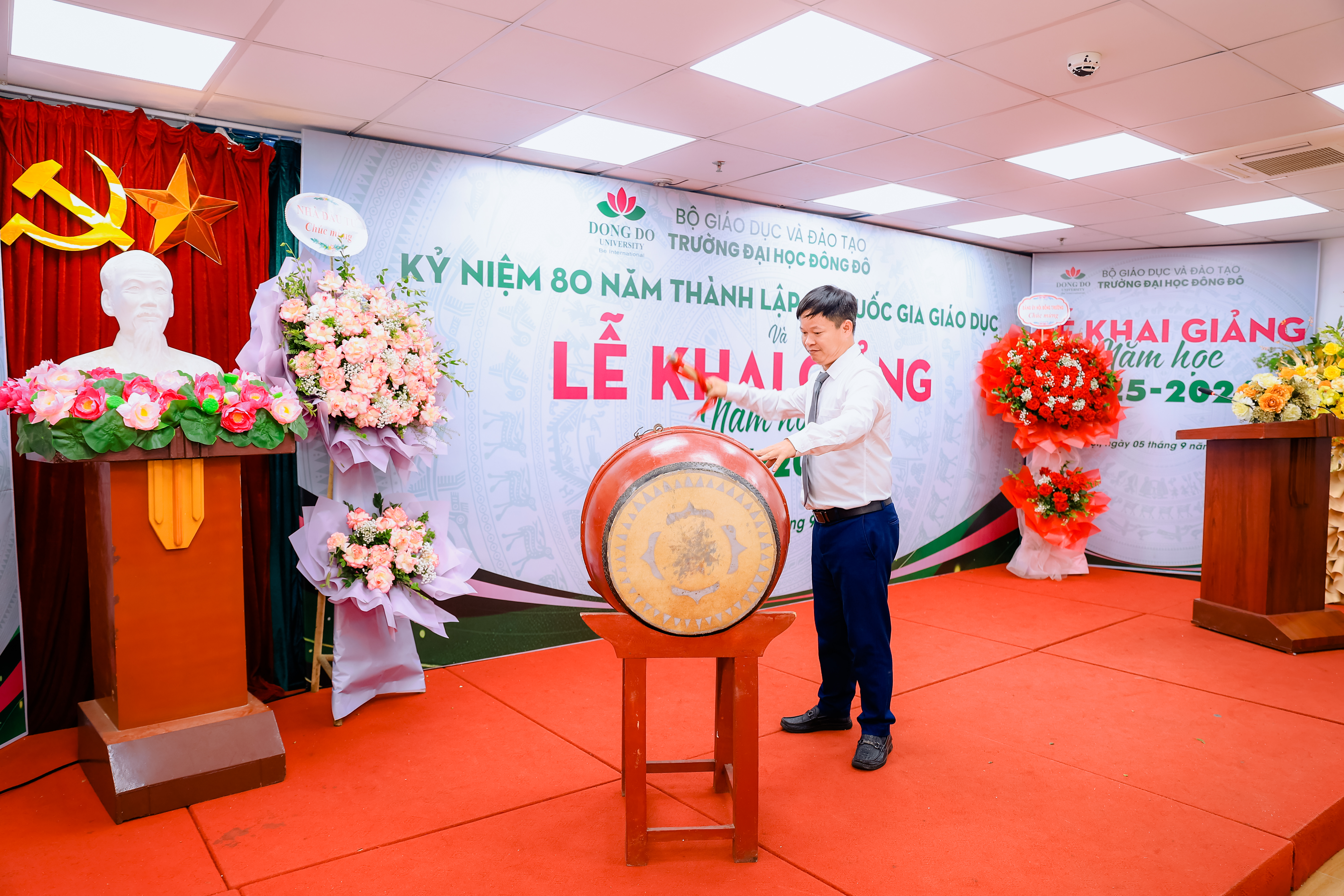 Thầy Ph&oacute; Hiệu trưởng thực hiện nghi thức đ&aacute;nh trống khai giảng năm học 2025-2026