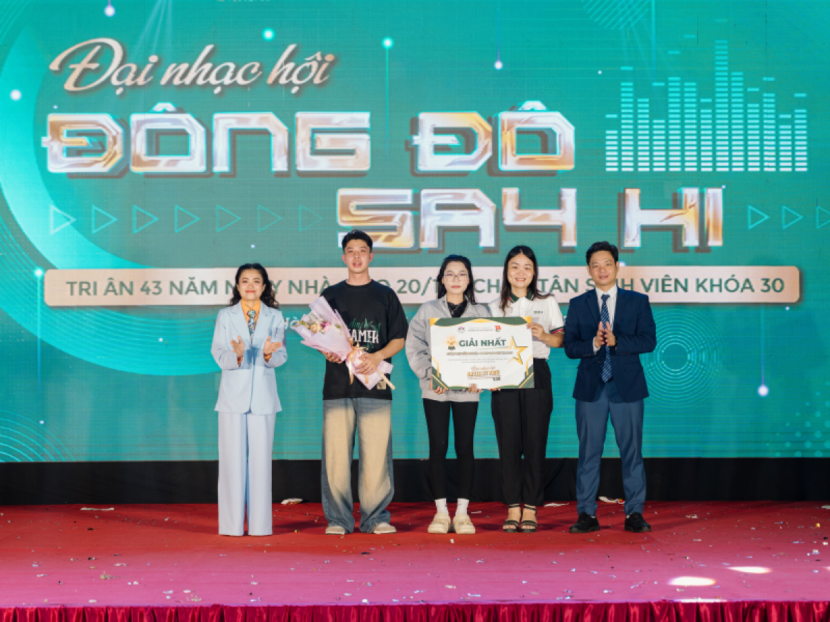 Nhạc sĩ, Ca sĩ Ho&agrave;ng Hồng Ngọc c&ugrave;ng ban gi&aacute;m hiệu nh&agrave; trường trao giải c&aacute;c tiết mục xuất sắc