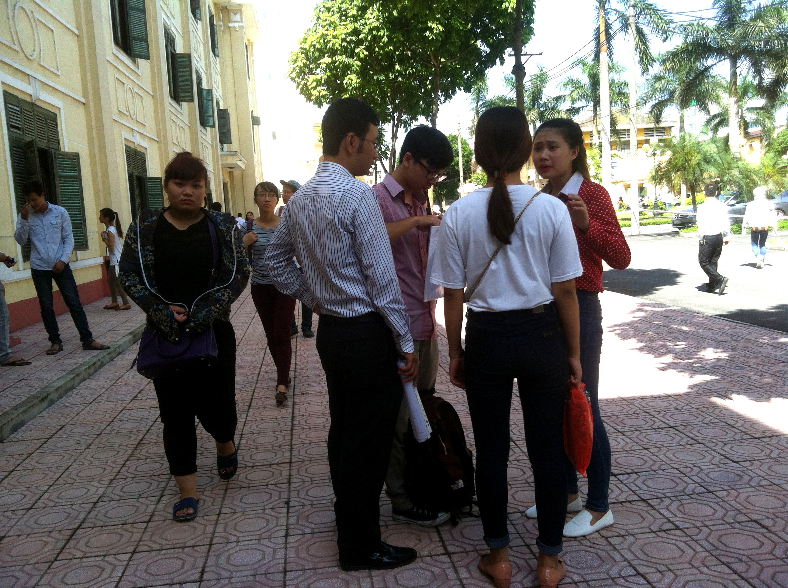 C&aacute;c sĩ tử kh&aacute; lo lắng, tranh thủ hỏi lại nhau về c&aacute;c m&ocirc;n thi