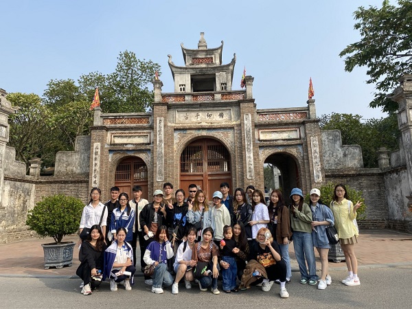 chuyen-thuc-te-tai-lang-gom-bat-trang-cung-sinh-vien-k24-ngon-ngu-trung