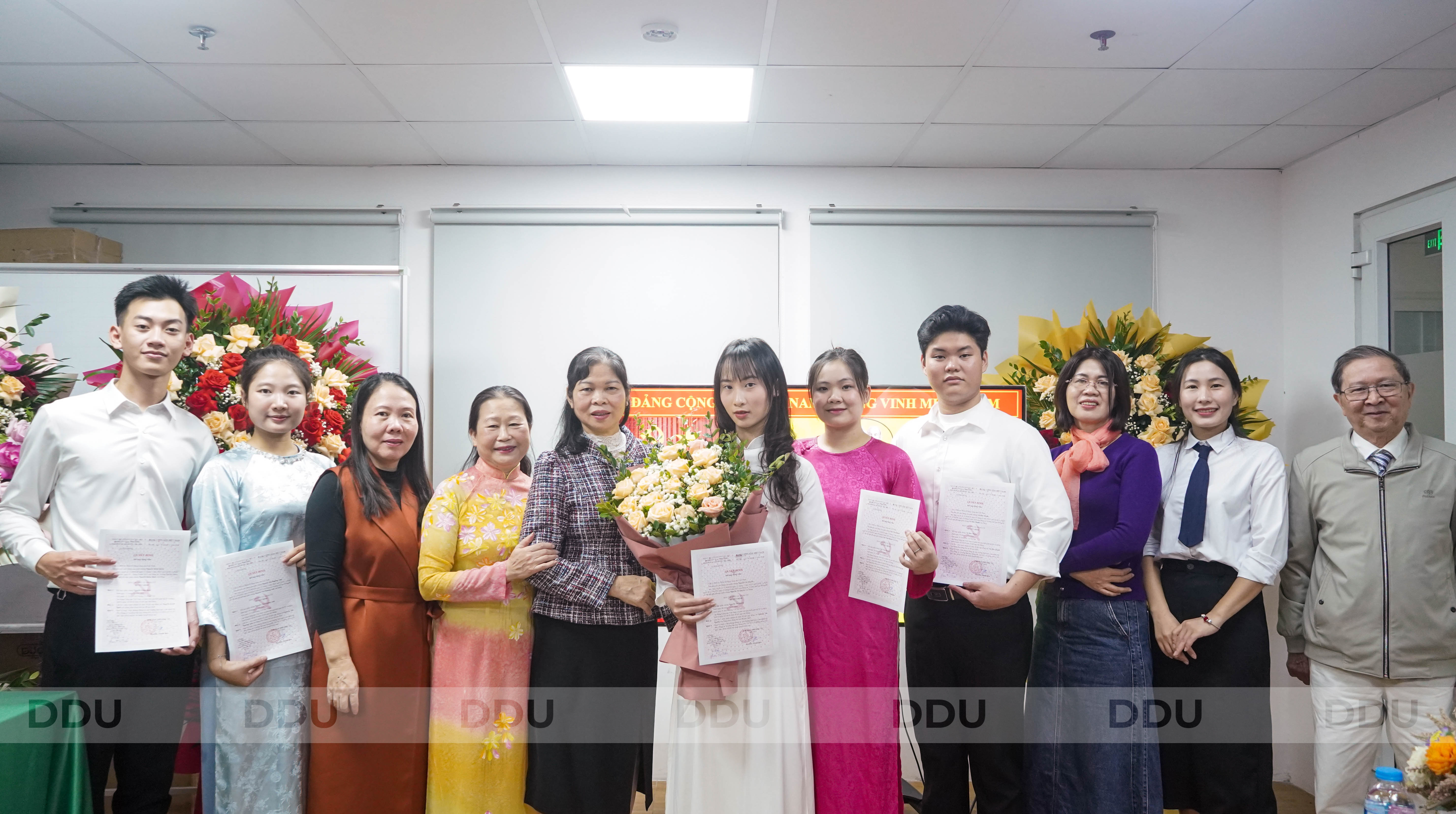 dang-bo-truong-dai-hoc-dong-do-chi-bo-1-long-trong-to-chuc-le-ket-nap-dang-vien-cho-sinh-vien-uu-tu-nam-2025