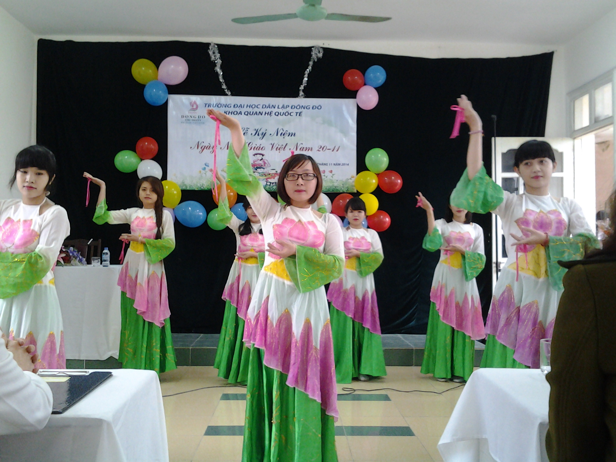 hoc-bong-danh-cho-khoa-20-khoa-quan-he-quoc-te