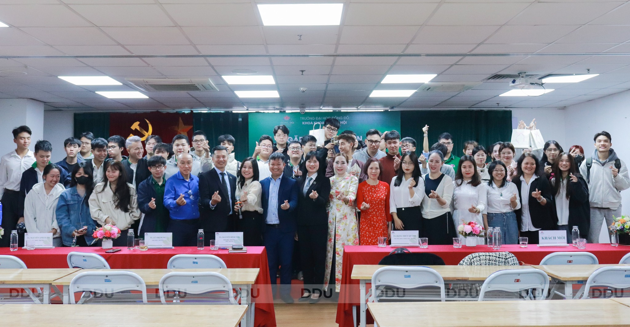 khoa-khoa-hoc-xa-hoi-truyen-cam-hung-cho-sinh-vien-trong-nam-hoc-moi-2025-2026