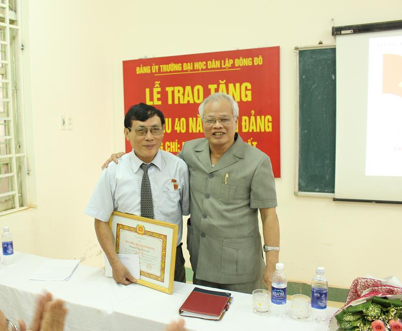 le-trao-tang-huy-hieu-40-nam-tuoi-dang